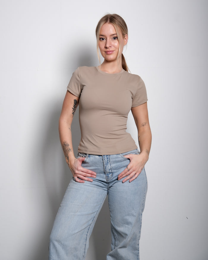 Super Stretchy Buttery Top Shortsleeve Beige | SEISHIKI STUDIO