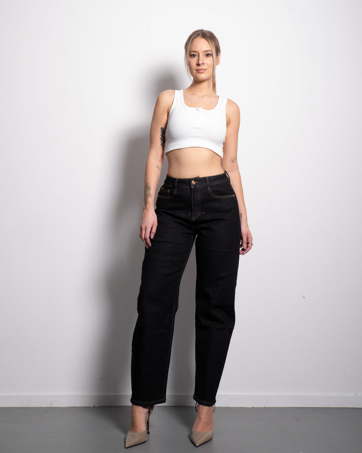 Woman in stretchy raw denim balloon mom jeans