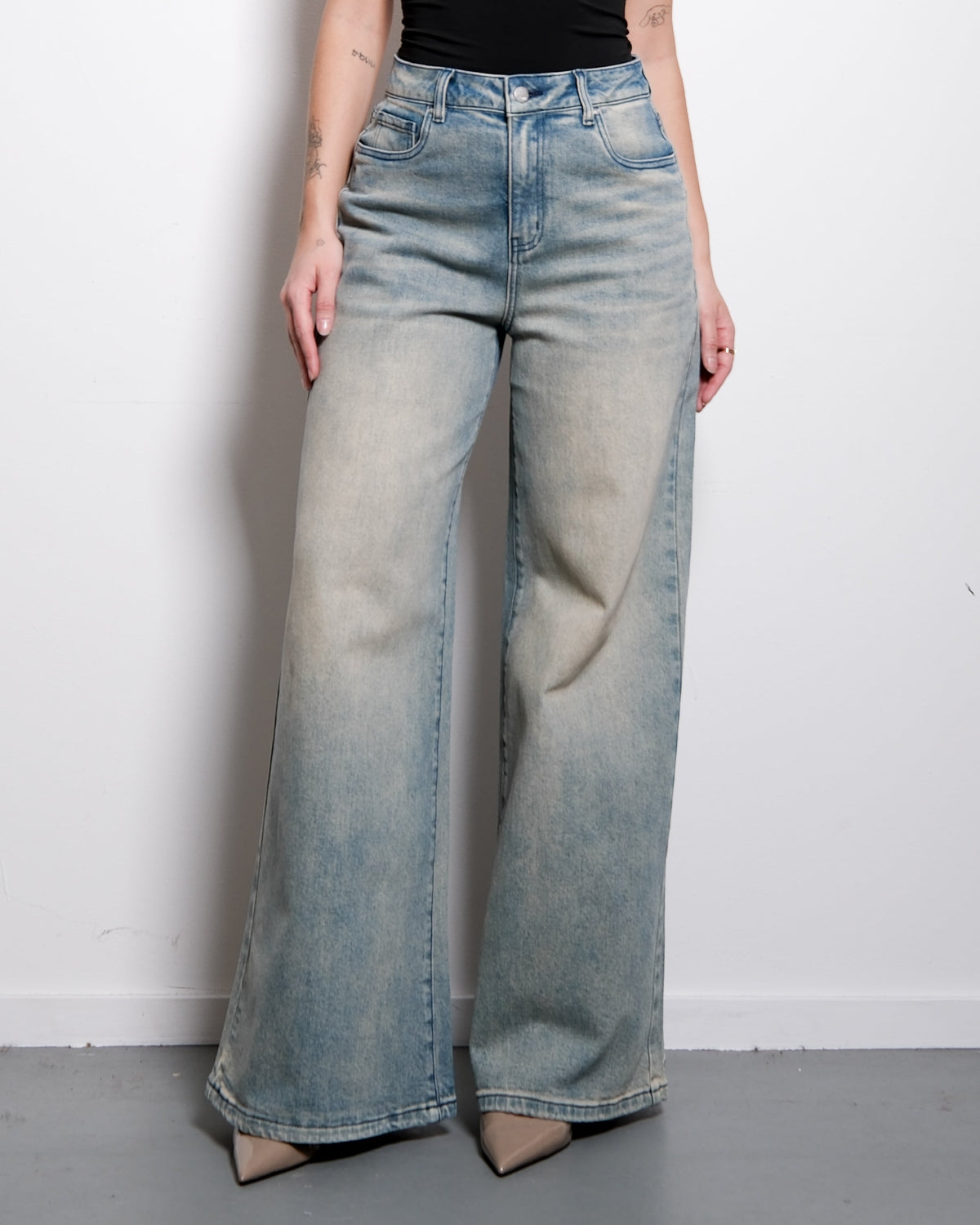 Woman in #001 Curvetech stretchy high waist super baggy jeans in cream