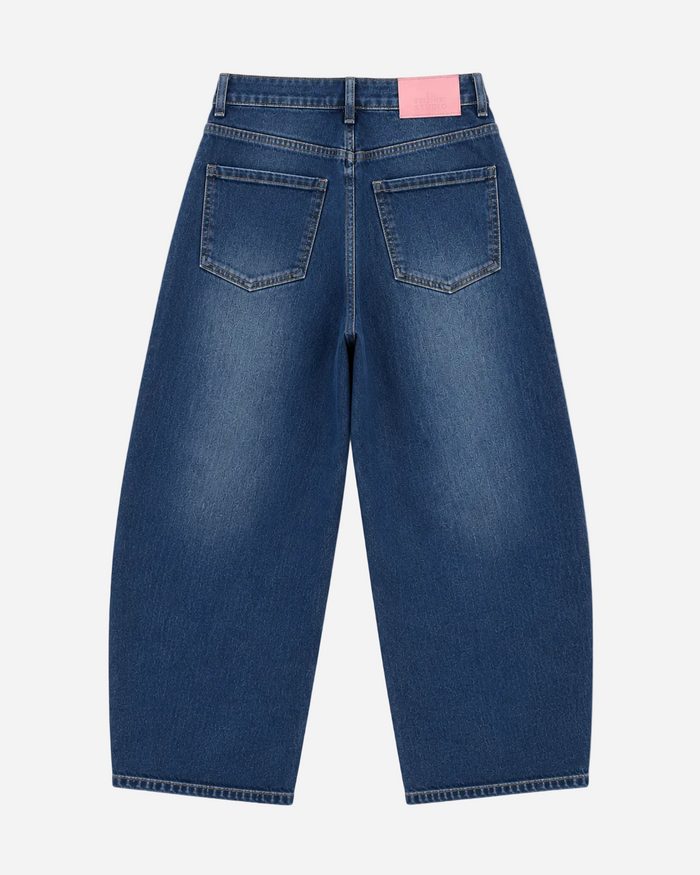 Inseam 74cm – Stretchy Medium Wash Balloon Jeans with Pink Patch – Curvy Fit | SEISHIKI STUDIO