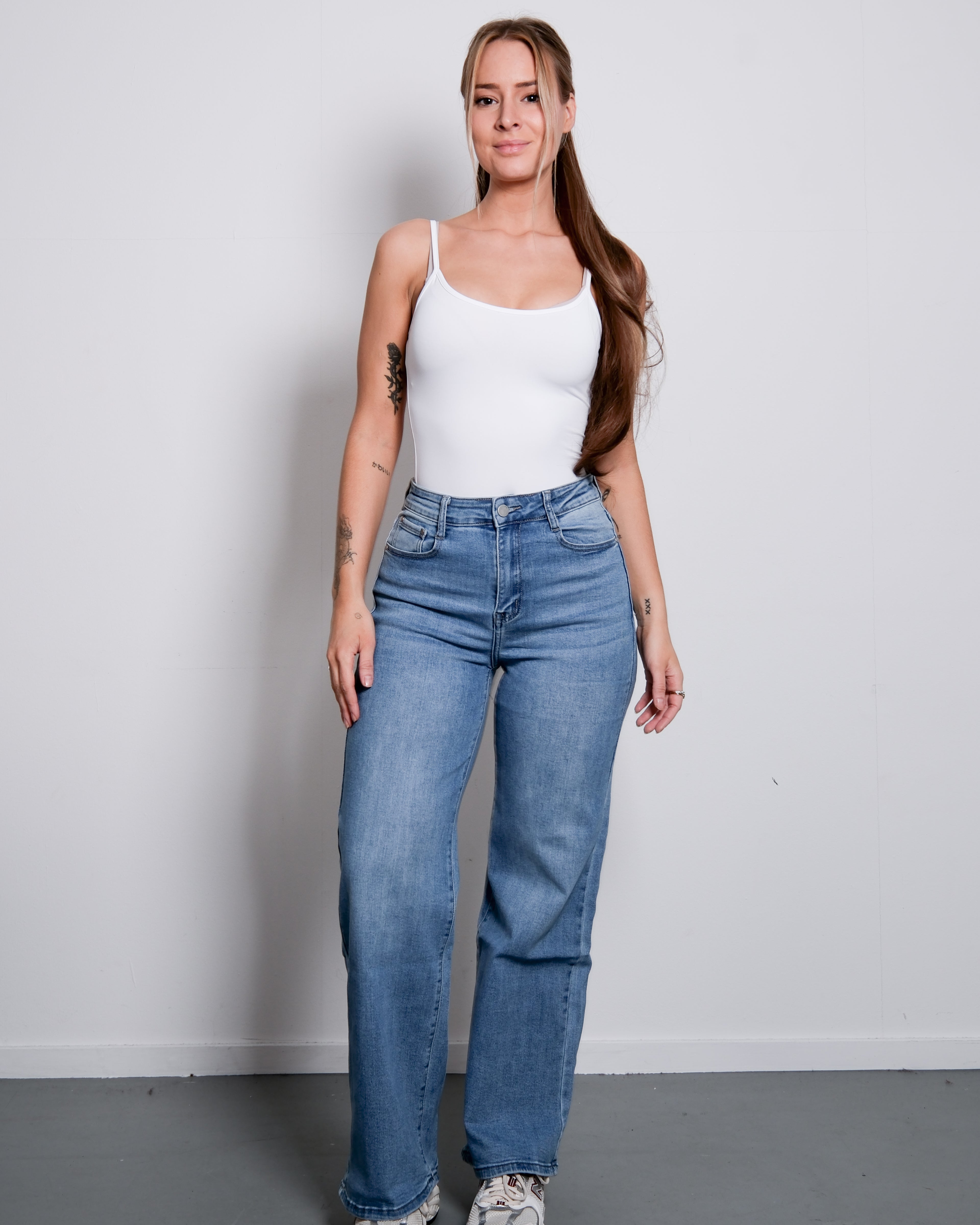 BASIC LIGHT WASH STRAIGHT LEG JEANS - INSEAM 76CM