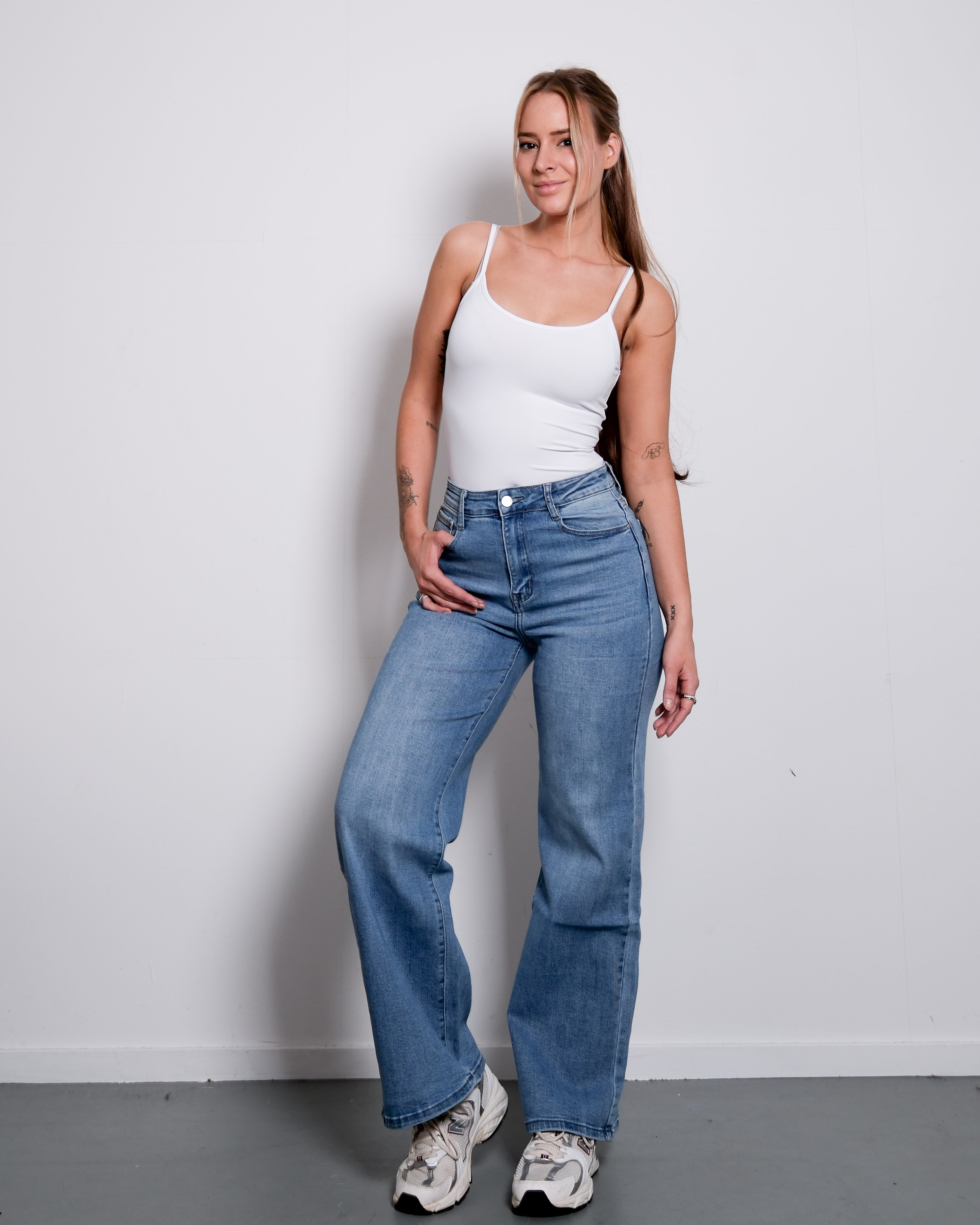 BASIC LIGHT WASH STRAIGHT LEG JEANS - INSEAM 76CM