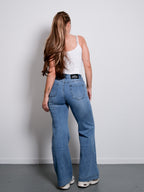 JEANS WIDE LEG  EN GOUDEN KNOPPEN - BINNENBEENLENGTE 79 CM