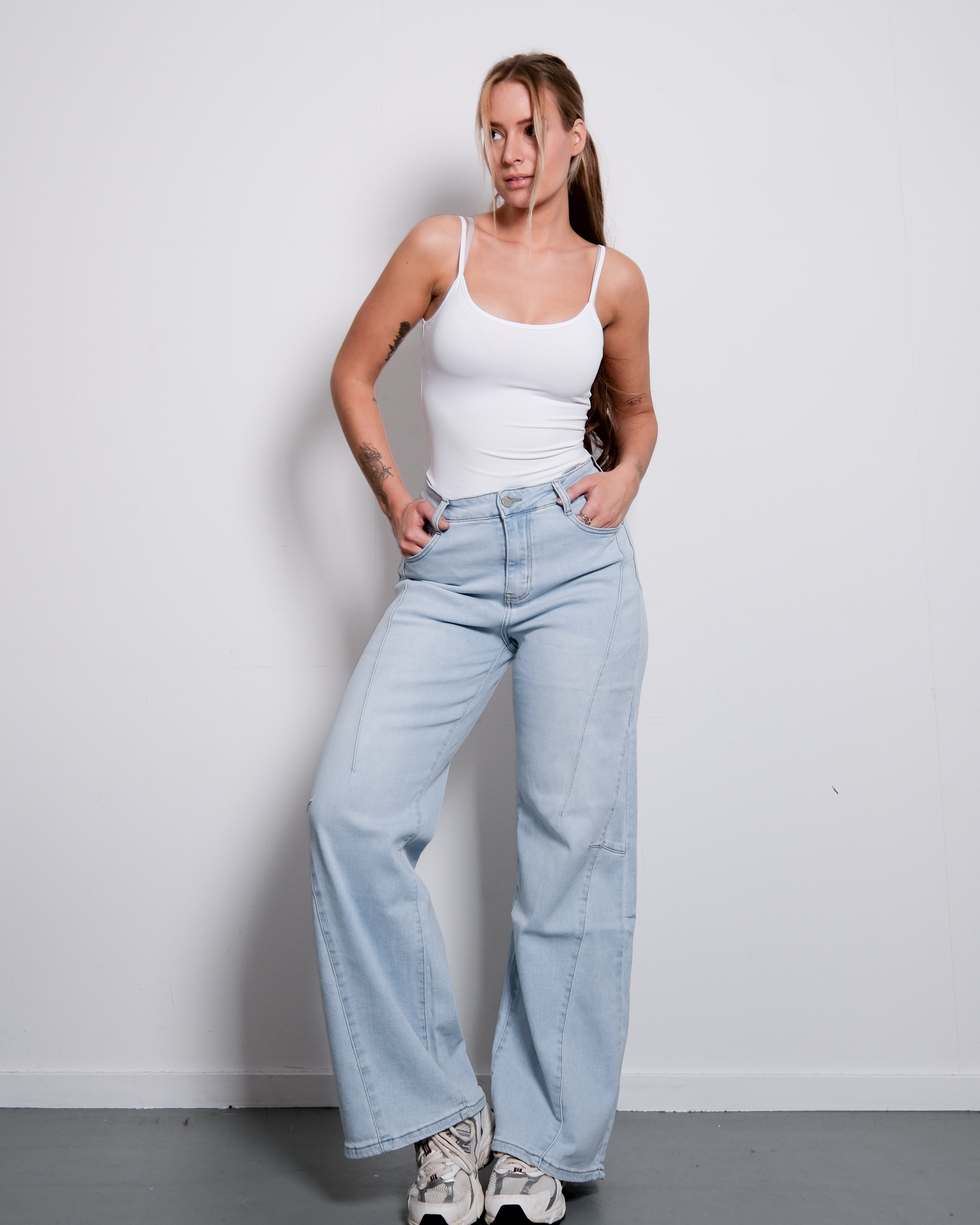 LIGHT WASH WIDE LEG JEANS WITH SLANTED FRONT SEAMS - INSEAM 76CM