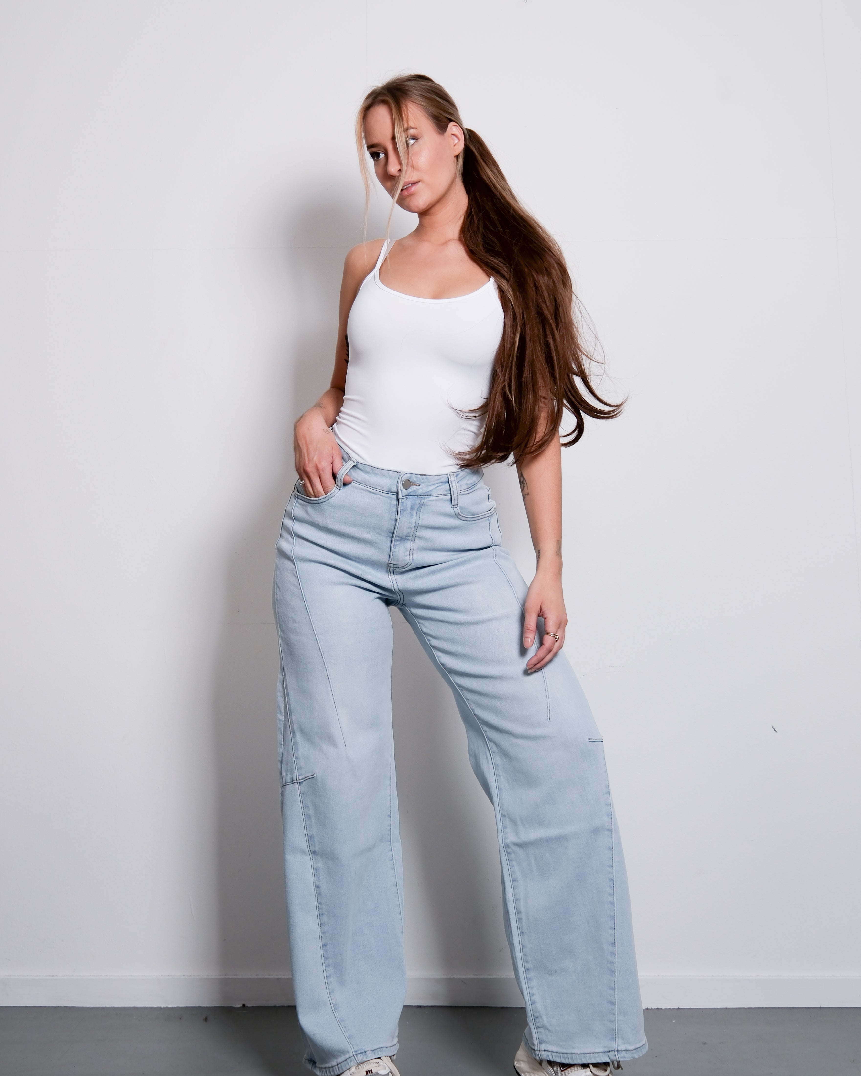 LIGHT WASH WIDE LEG JEANS WITH SLANTED FRONT SEAMS - INSEAM 76CM