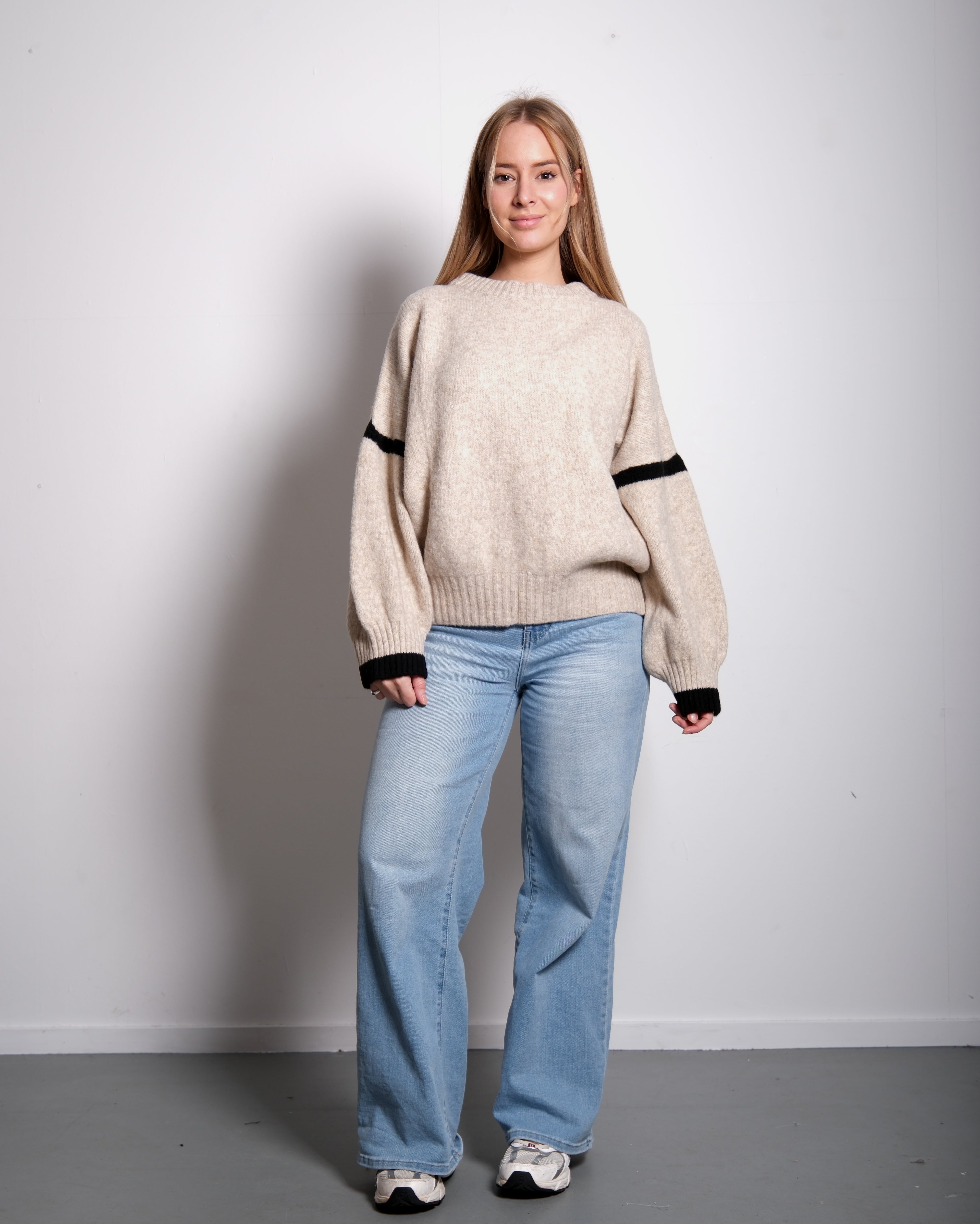 STRIPED SLEEVE SWEATER CREAM