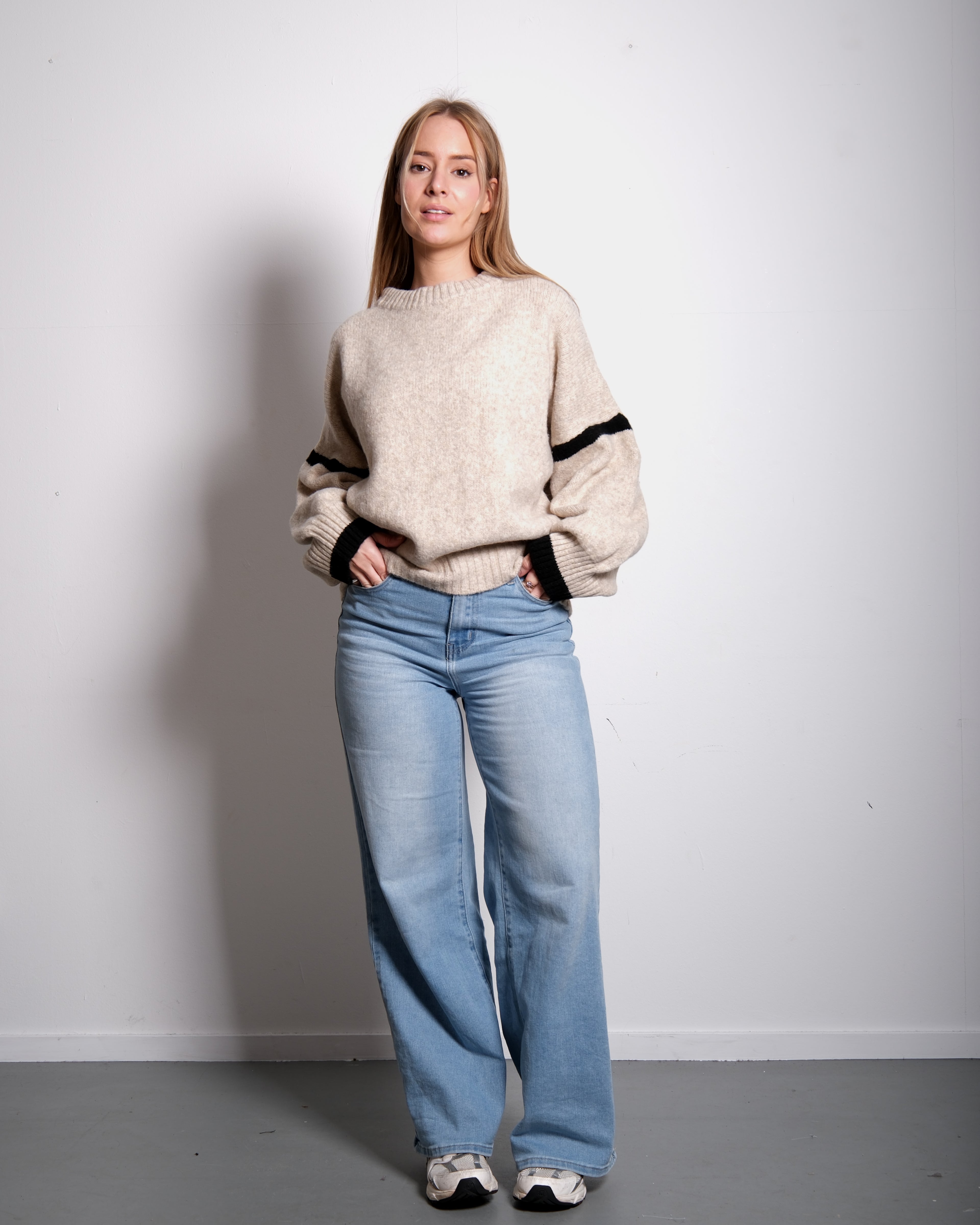 STRIPED SLEEVE SWEATER CREAM