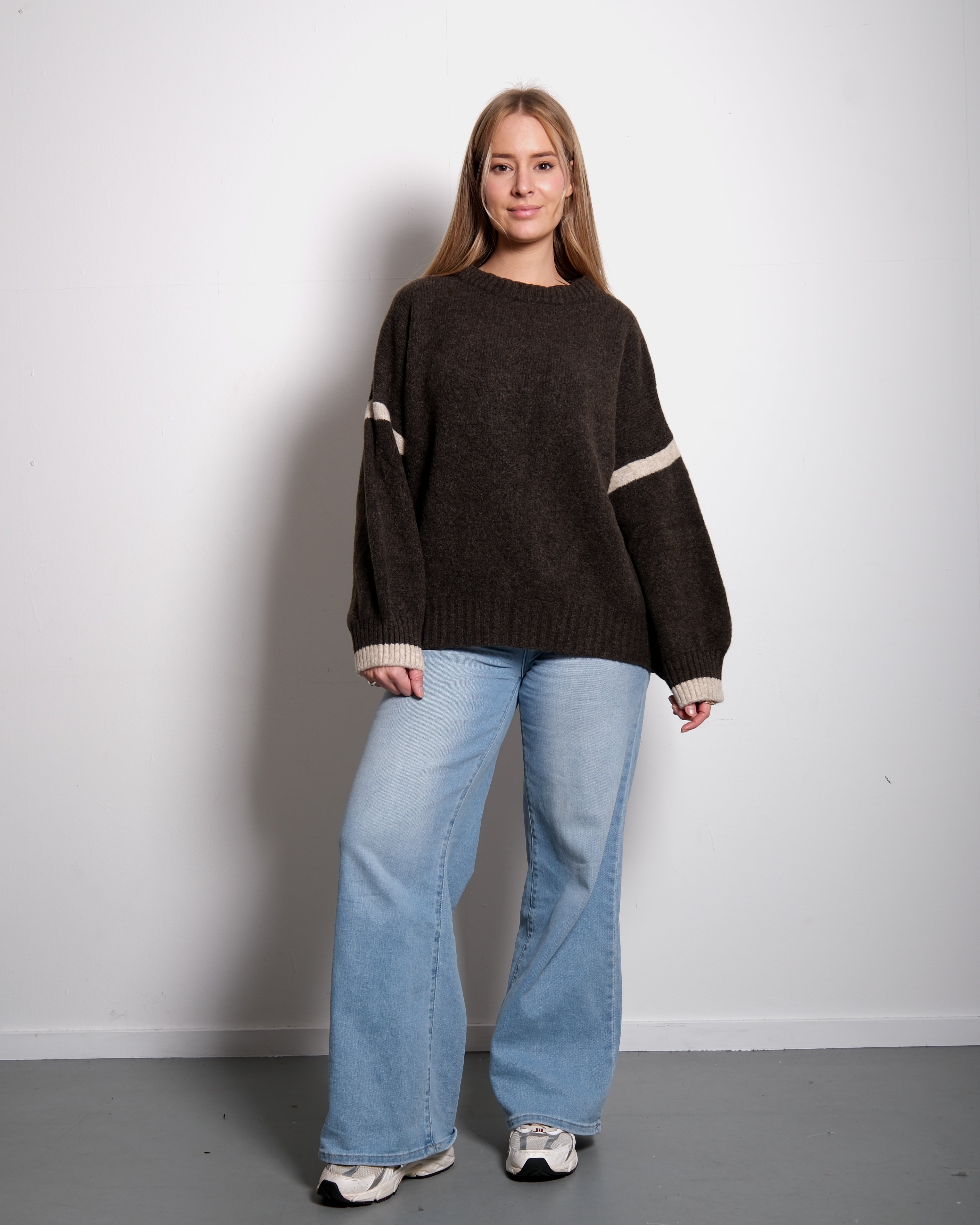 STRIPED SLEEVE SWEATER BROWN