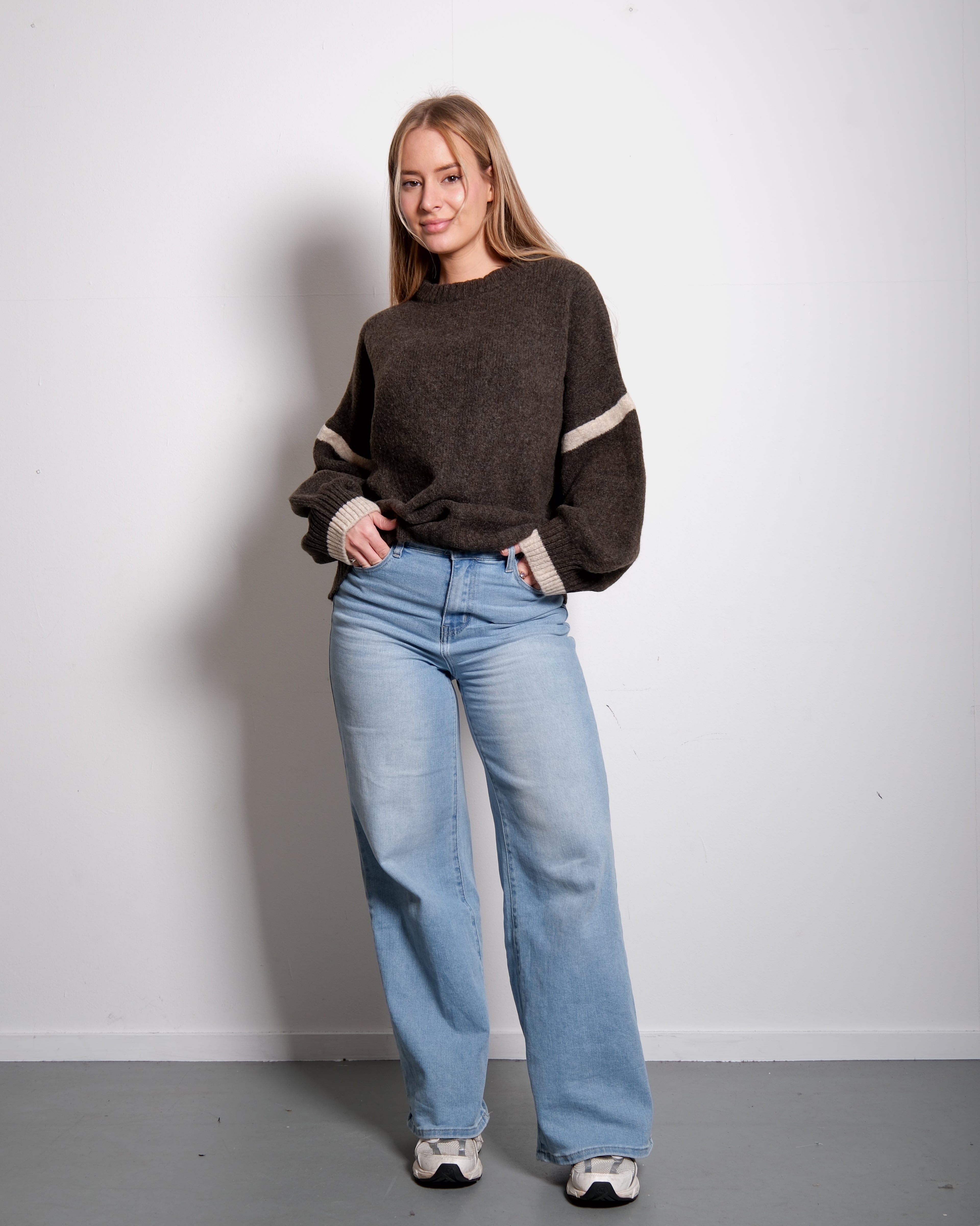 STRIPED SLEEVE SWEATER BROWN