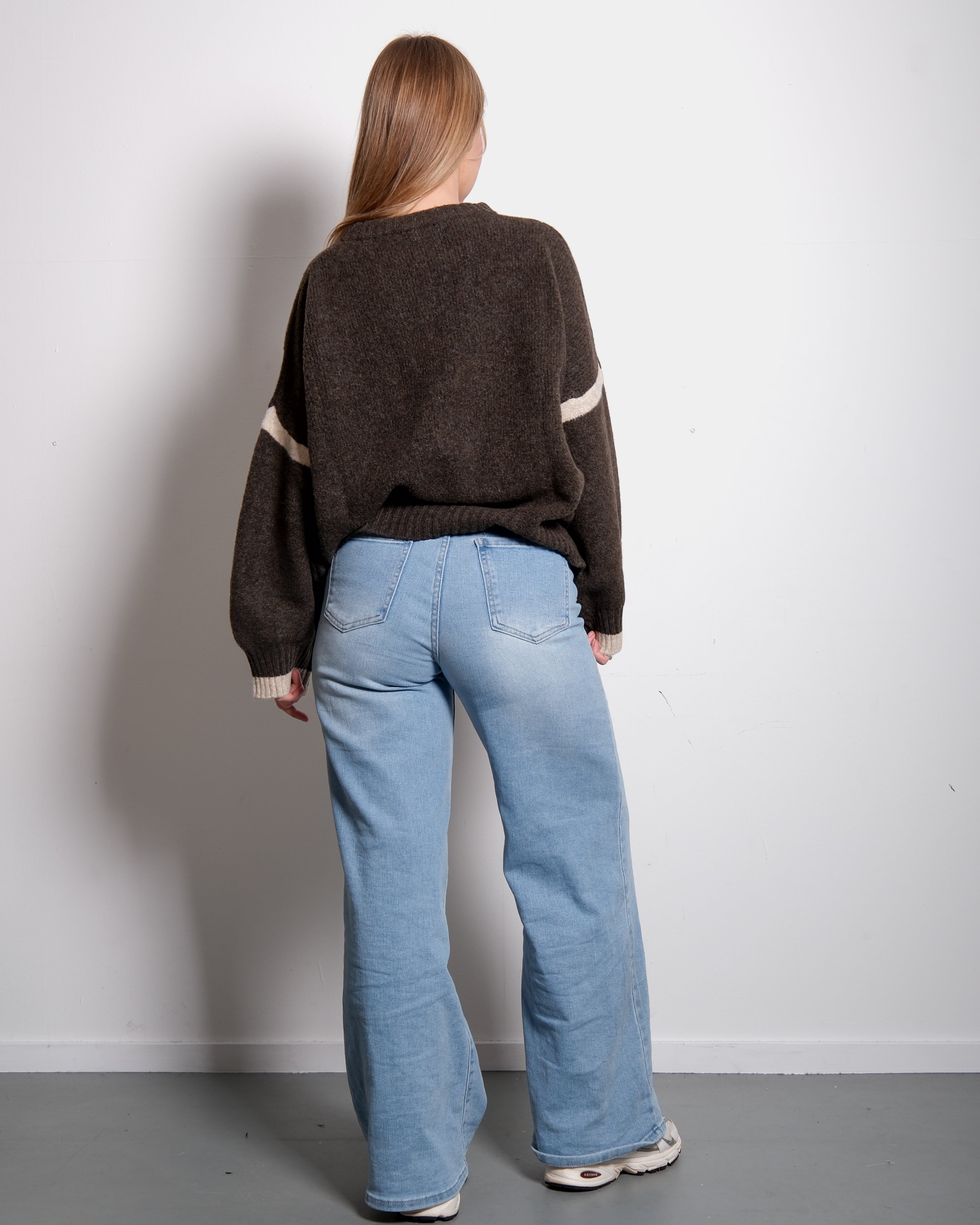 STRIPED SLEEVE SWEATER BROWN