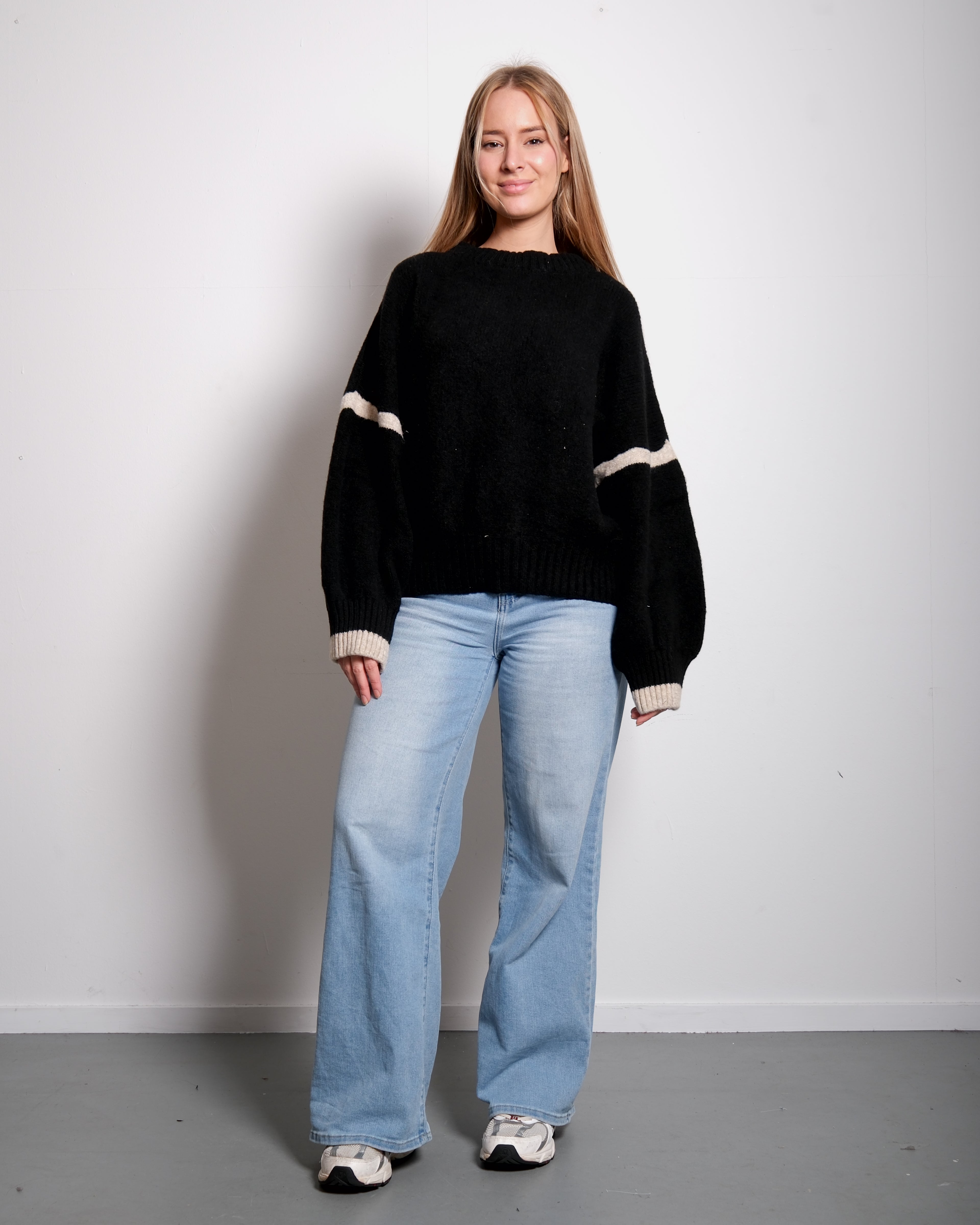 STRIPED SLEEVE SWEATER BLACK