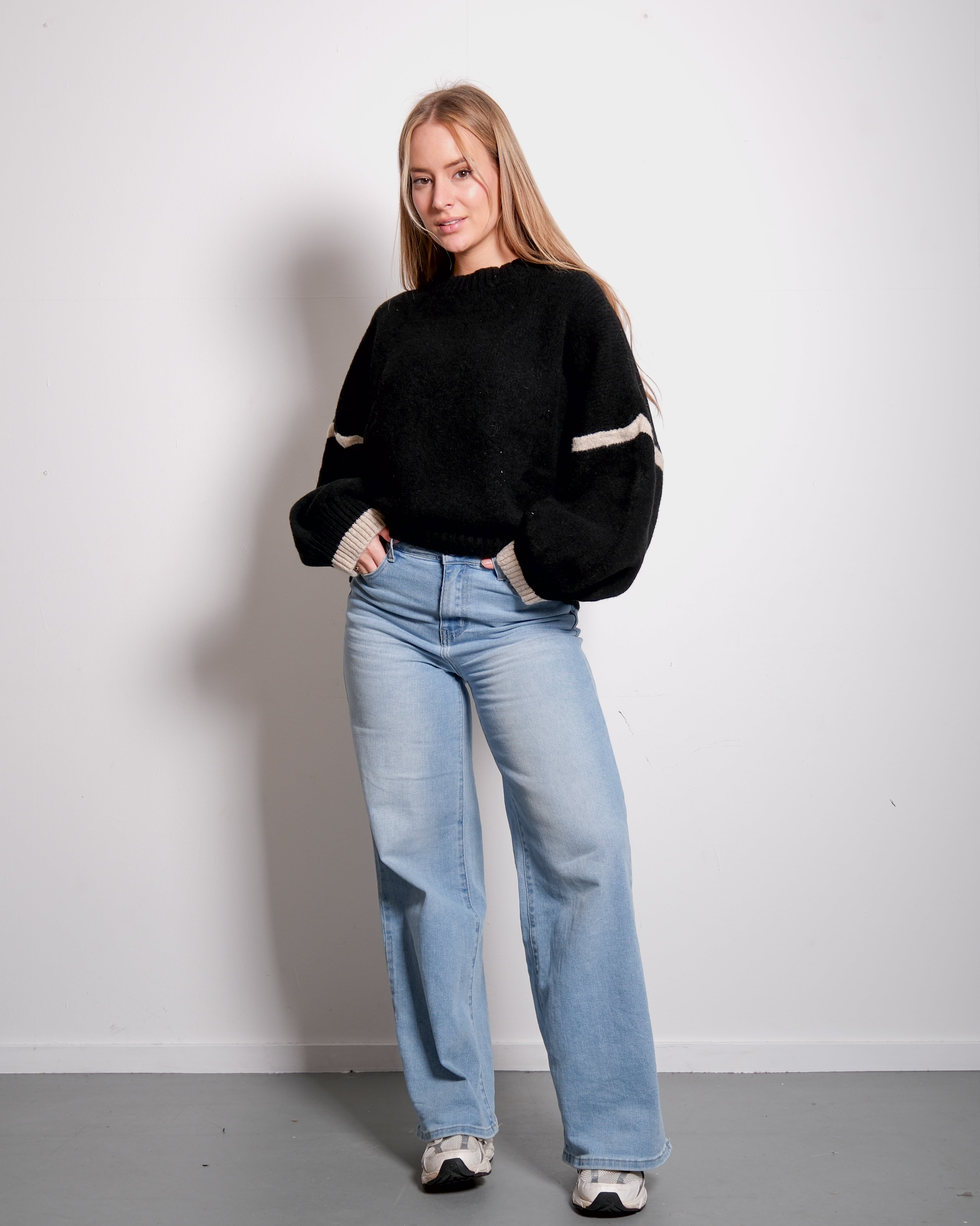 STRIPED SLEEVE SWEATER BLACK