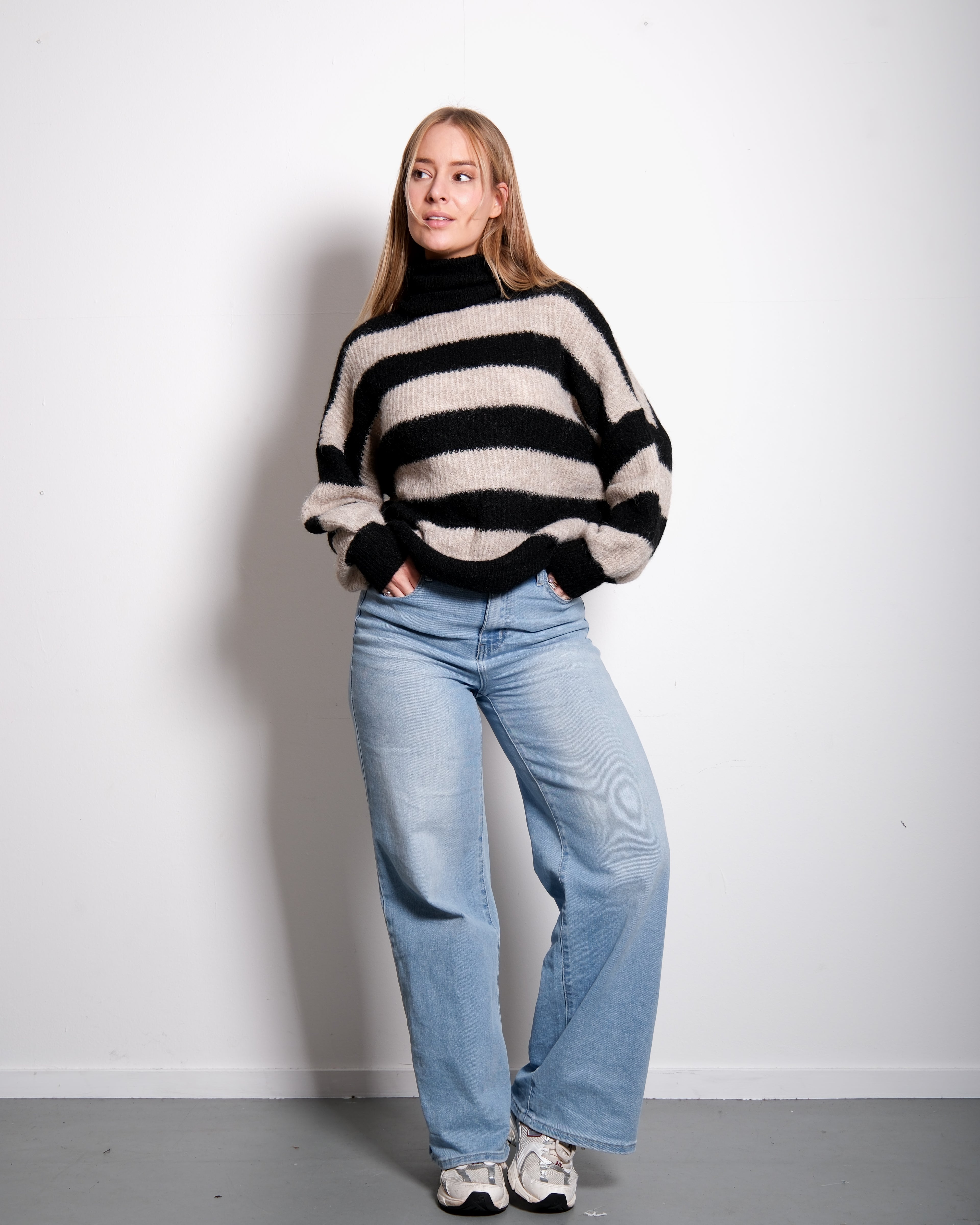 HIGH NECK STRIPED SWEATER BLACK/BEIGE