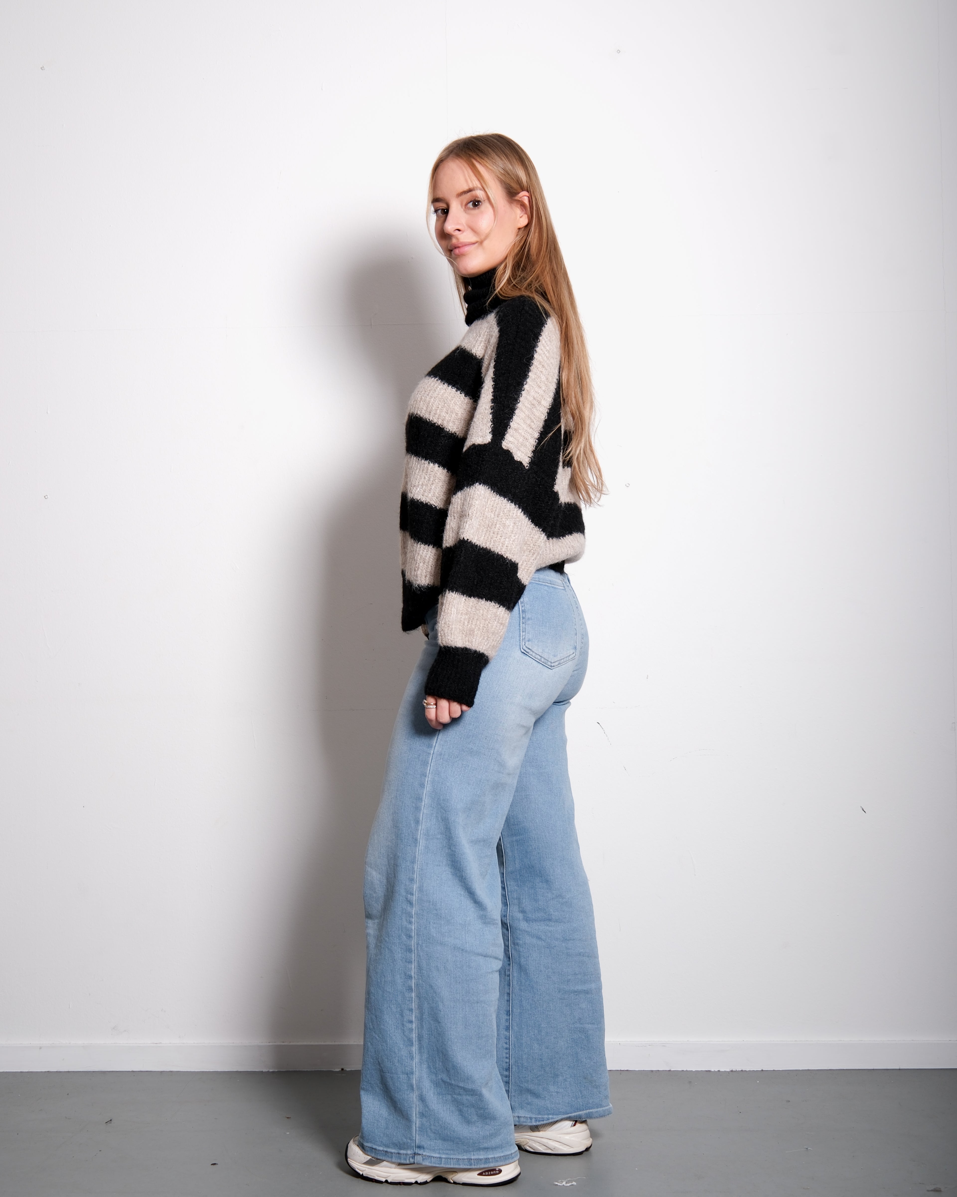 HIGH NECK STRIPED SWEATER BLACK/BEIGE