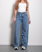 JEANS MET HOGE Taille, V-detail en WIDE LEG ,JEANS wassing – binnenbeenlengte 77 cm – niet-elastisch