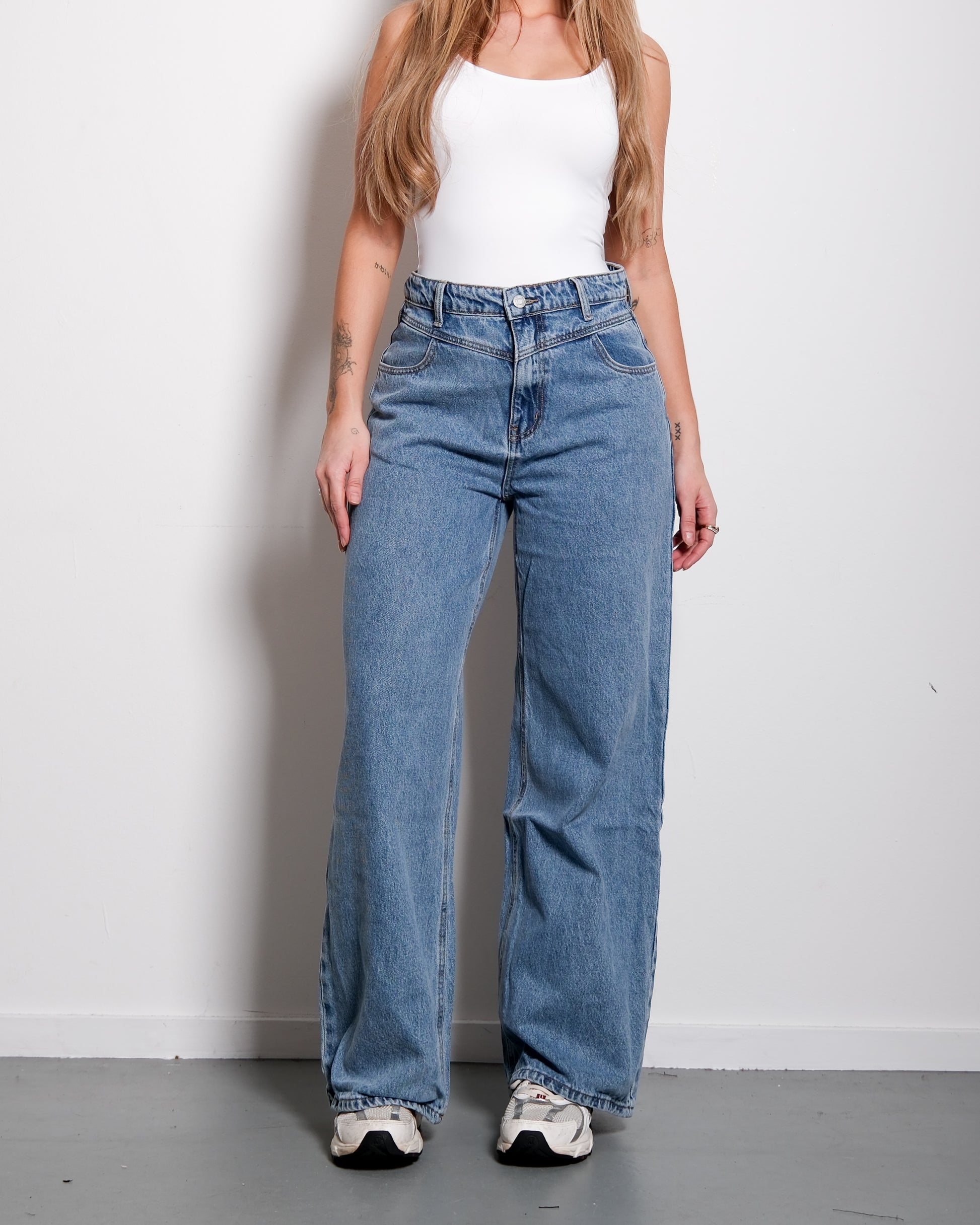 HIGH WAIST V DETAIL WIDE LEG JEANS LIGHT WASH - INSEAM 77CM - NON STRETCH | SEISHIKI STUDIO