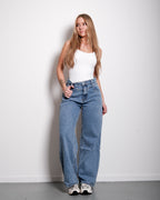 JEANS MET HOGE Taille, V-detail en WIDE LEG ,JEANS wassing – binnenbeenlengte 77 cm – niet-elastisch