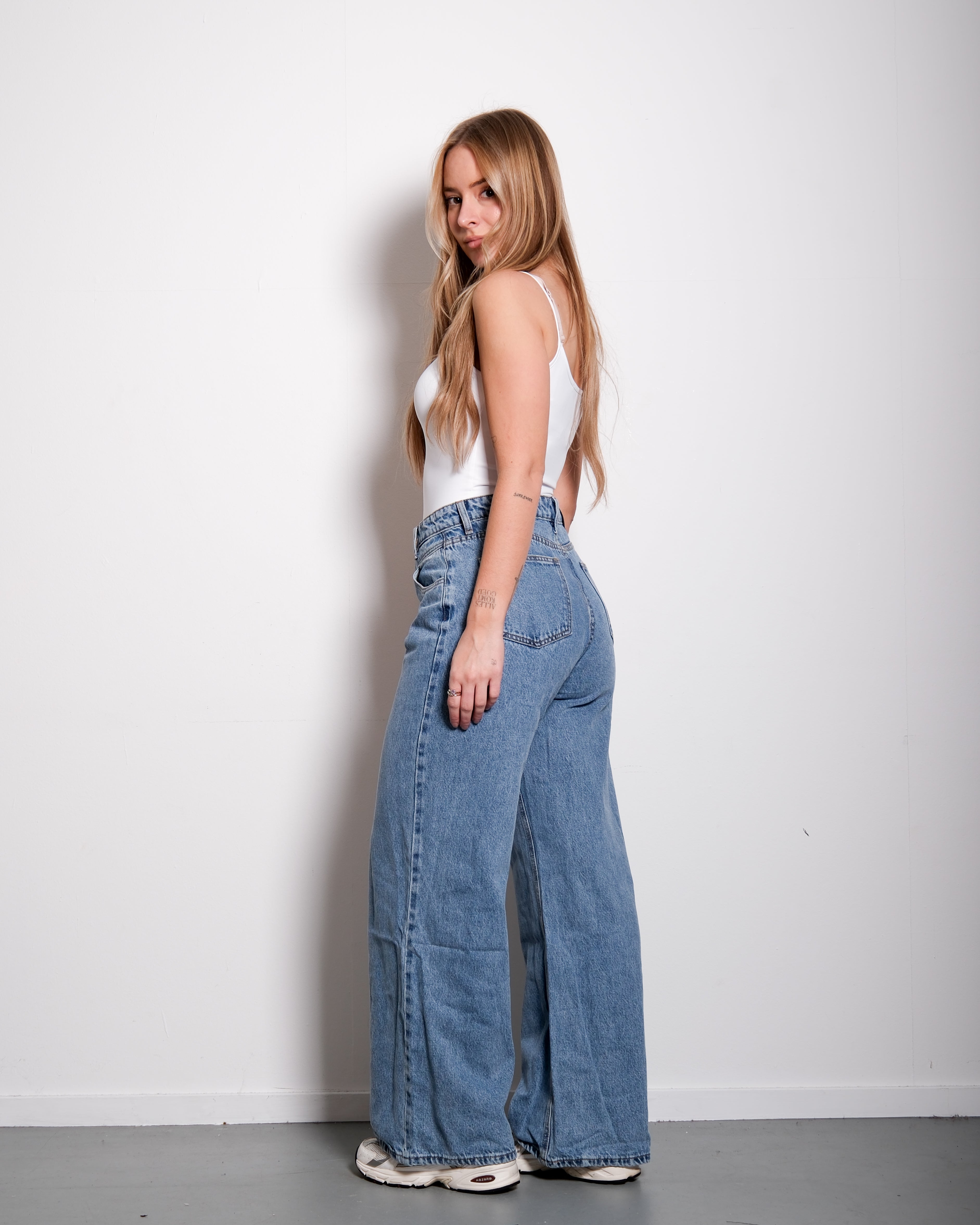 HIGH WAIST V DETAIL WIDE LEG JEANS LIGHT WASH - INSEAM 77CM - NON STRETCH