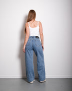 JEANS MET HOGE Taille, V-detail en WIDE LEG ,JEANS wassing – binnenbeenlengte 77 cm – niet-elastisch