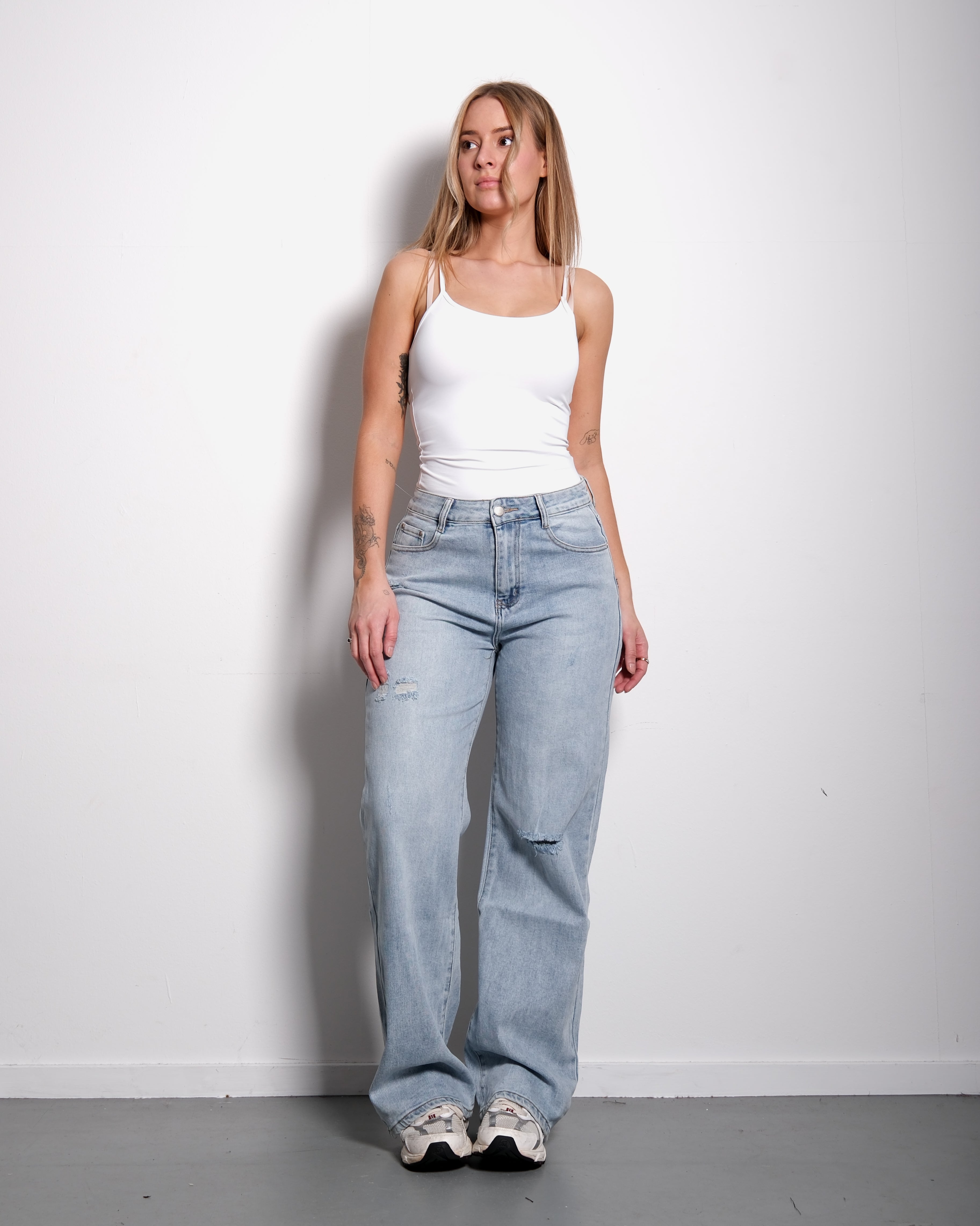 JEANS  MET GESCHEURDE KNIEËN, LICHTE WAS EN WIDE LEG JEANS  BINNENBEENLENGTE 82 CM