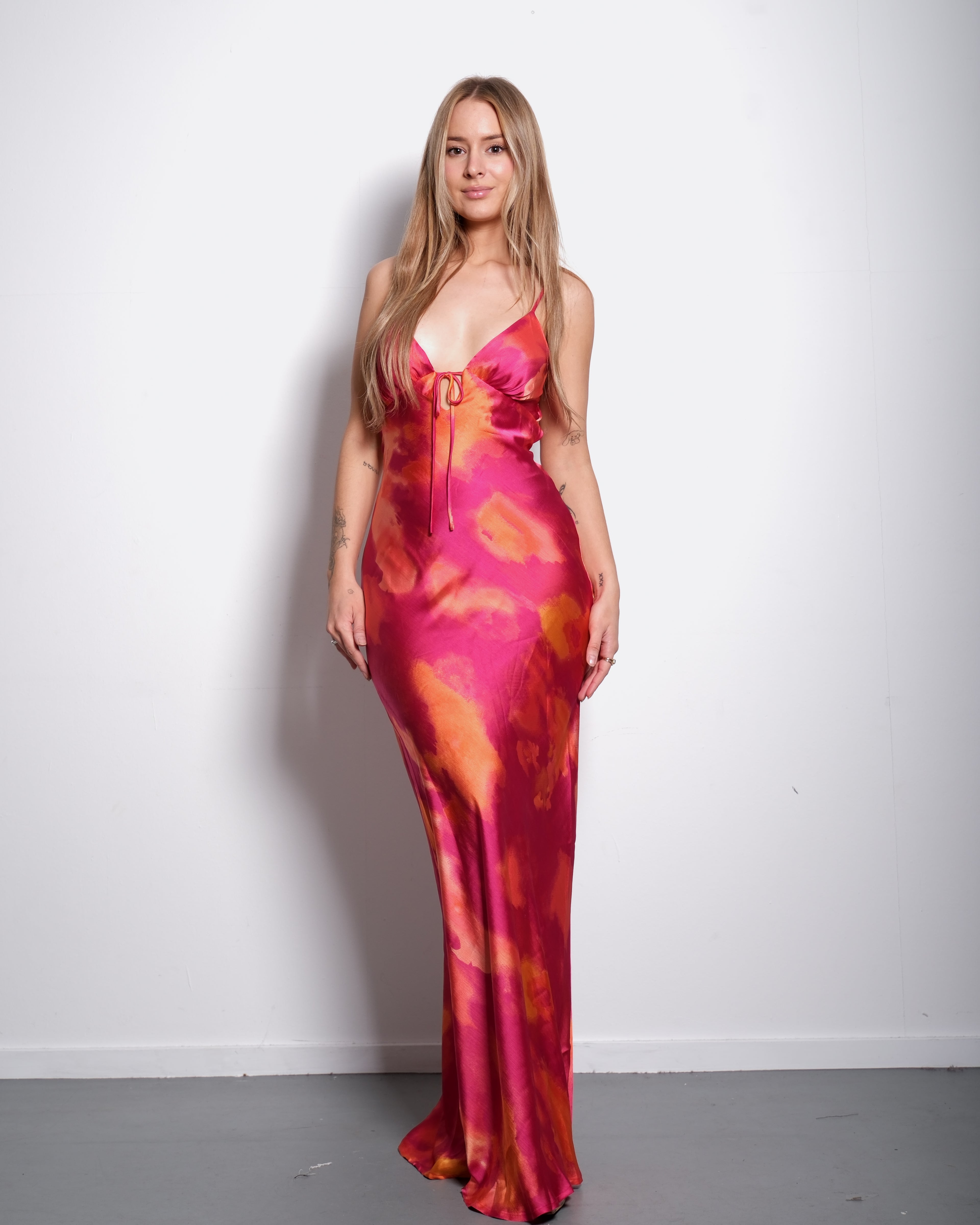 Seidiges, langes Blumenkleid in leuchtendem Pink