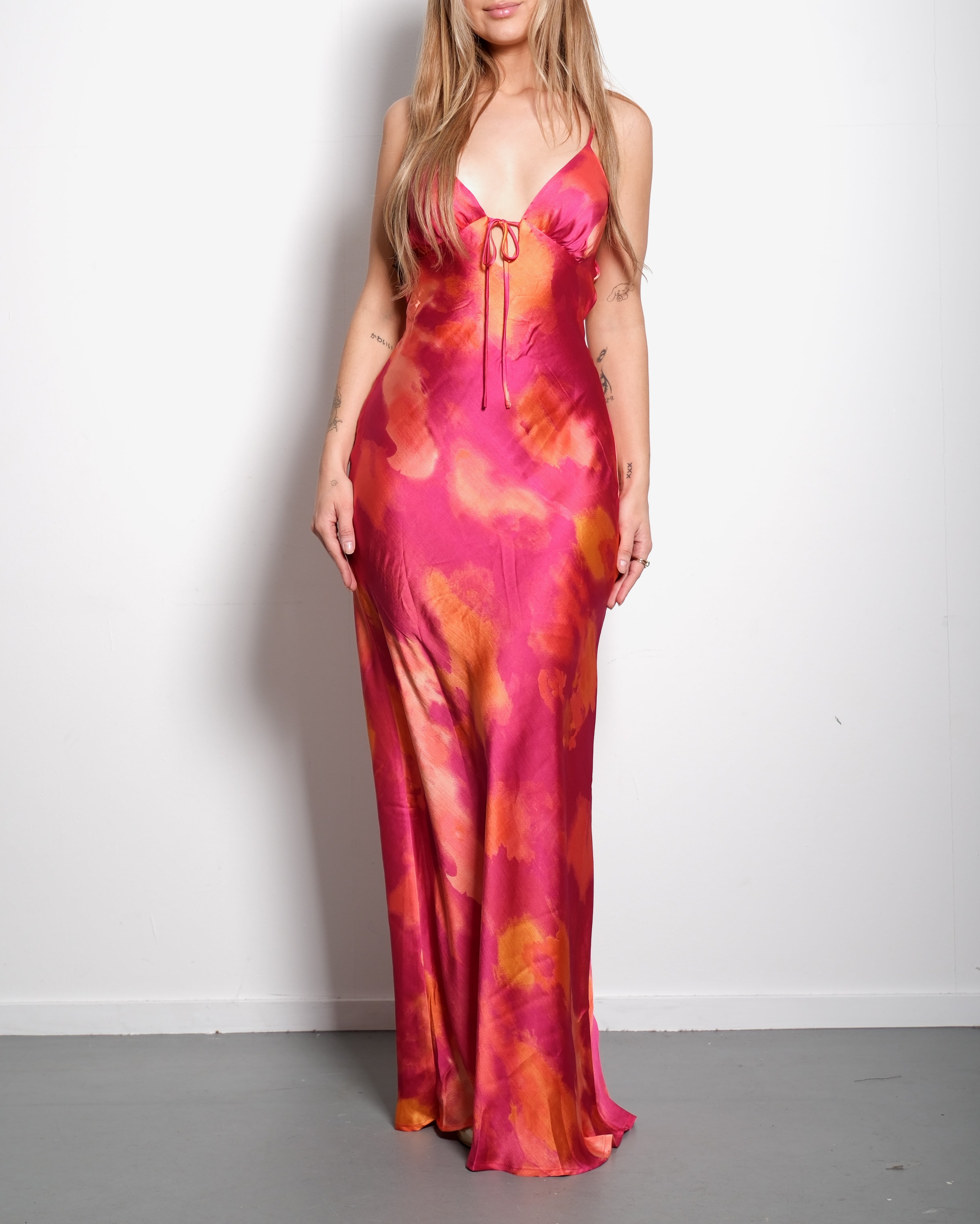 Seidiges, langes Blumenkleid in leuchtendem Pink