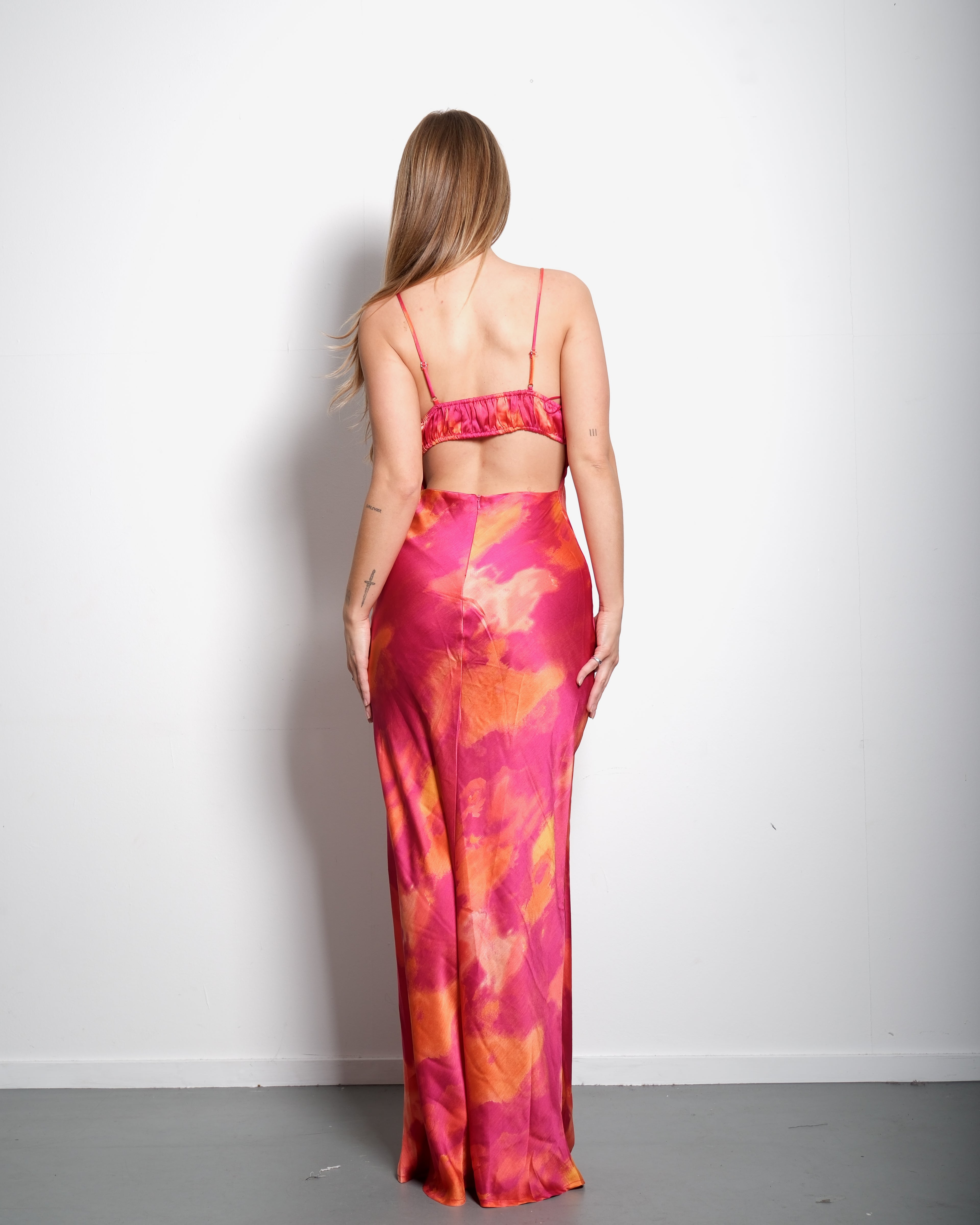 Seidiges, langes Blumenkleid in leuchtendem Pink