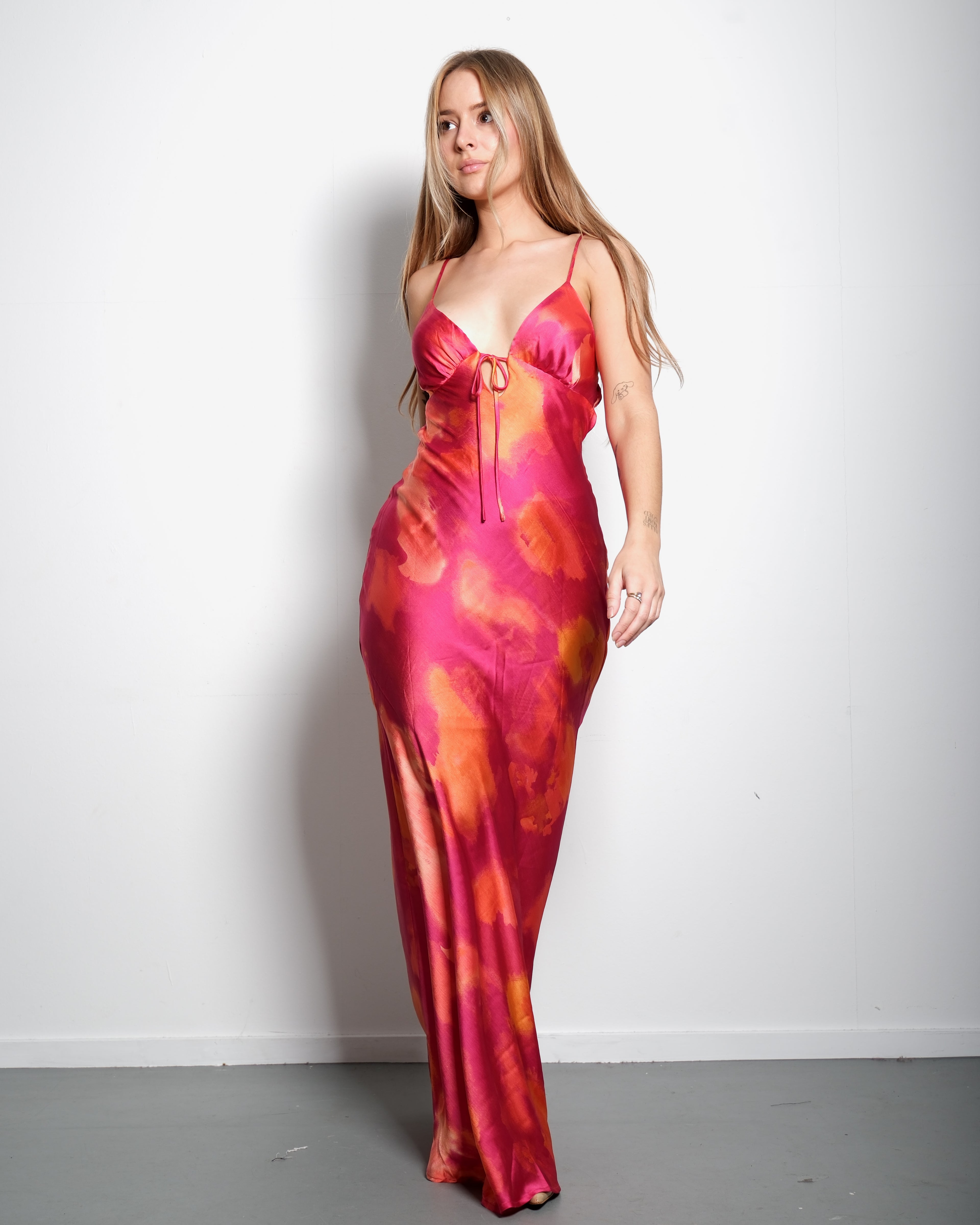 Seidiges, langes Blumenkleid in leuchtendem Pink