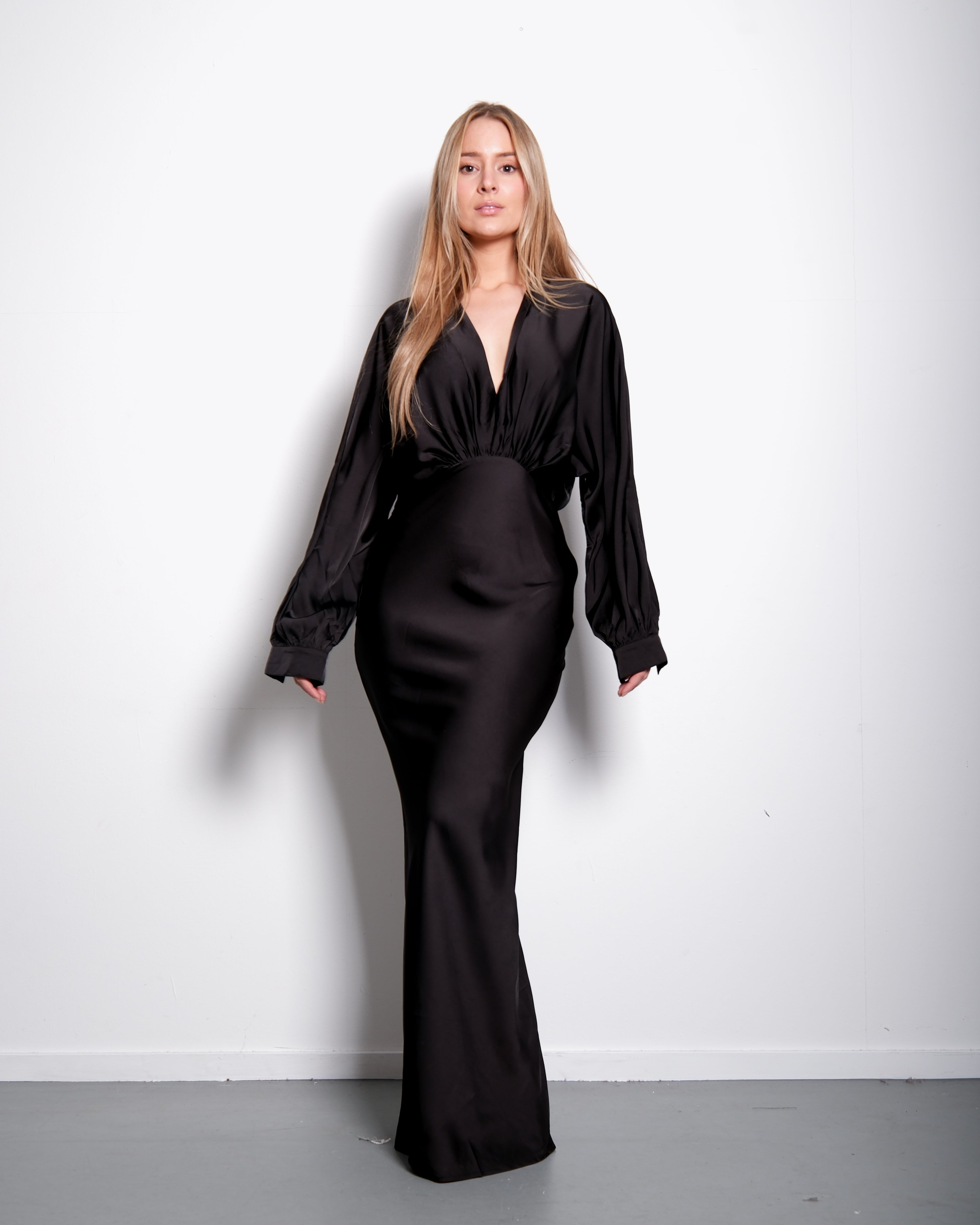 LONGSLEEVE DRESS WITH DEEP V BLACK