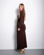 Braunes, figurbetontes Langarmkleid mit drapierter Taille | Konturierte Passform – SEISHIKI STUDIO