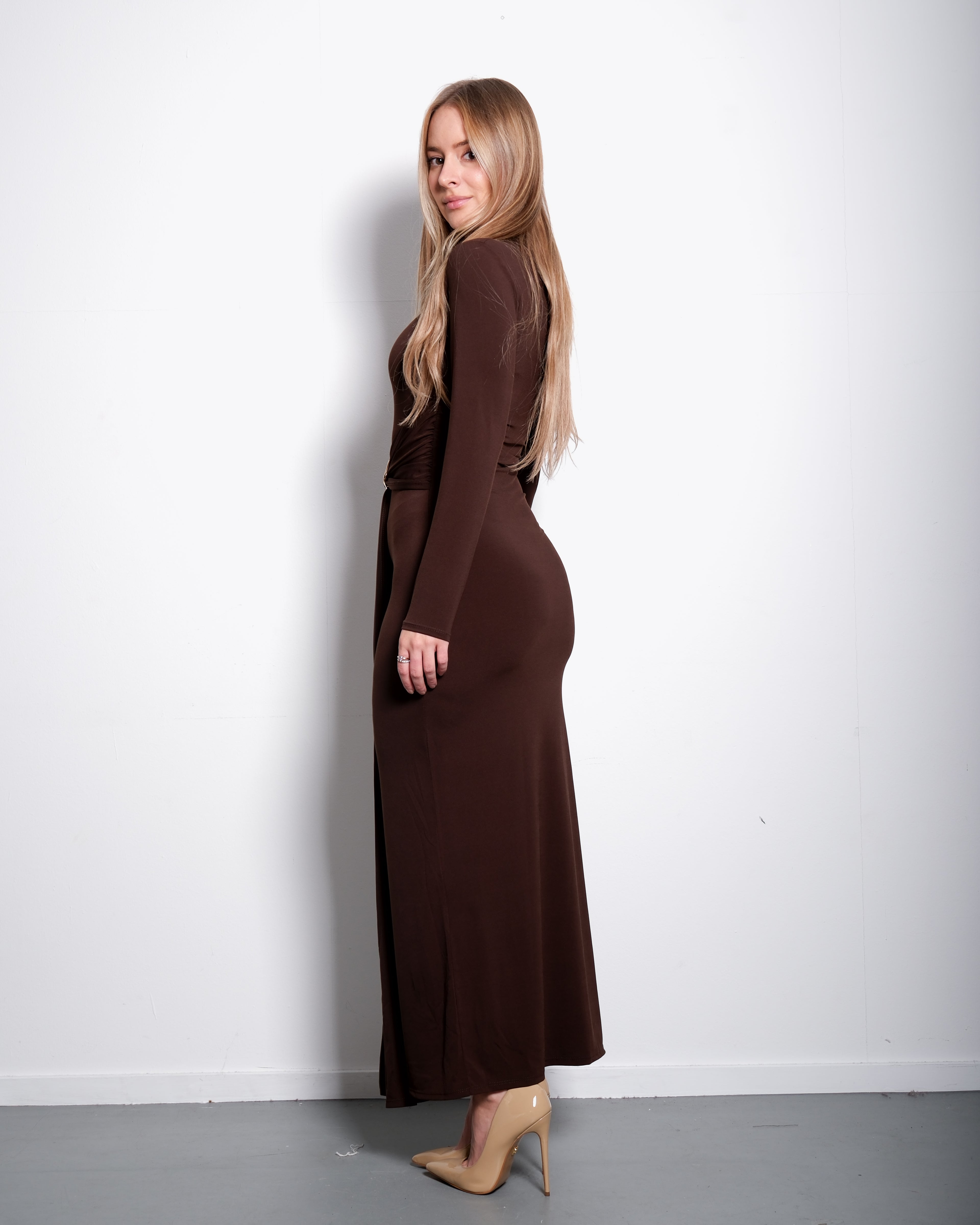Bruine, getailleerde jurk met lange mouwen en gedrapeerde taille | Nauwsluitend model – SEISHIKI STUDIO