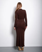 Braunes, figurbetontes Langarmkleid mit drapierter Taille | Konturierte Passform – SEISHIKI STUDIO