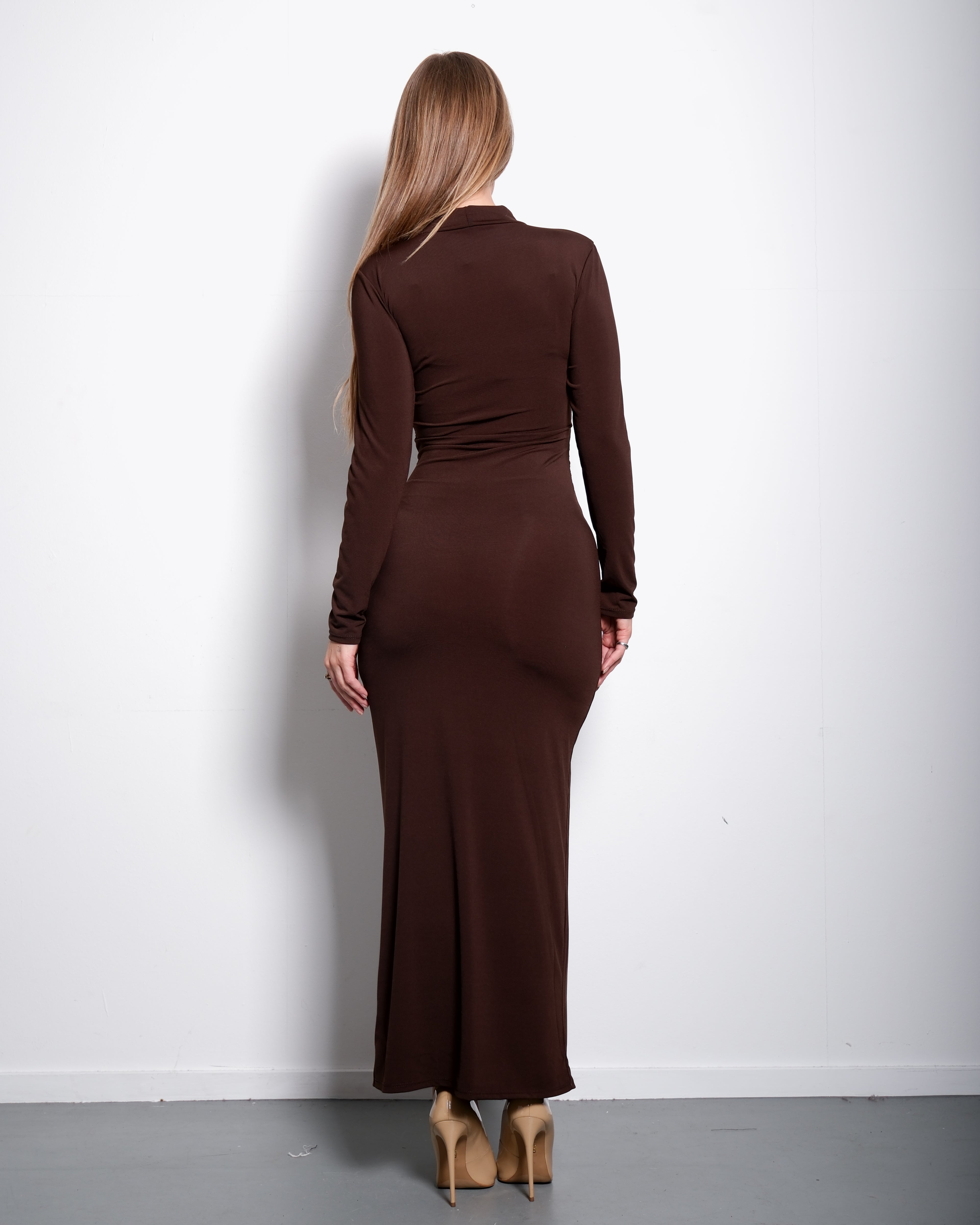 Bruine, getailleerde jurk met lange mouwen en gedrapeerde taille | Nauwsluitend model – SEISHIKI STUDIO