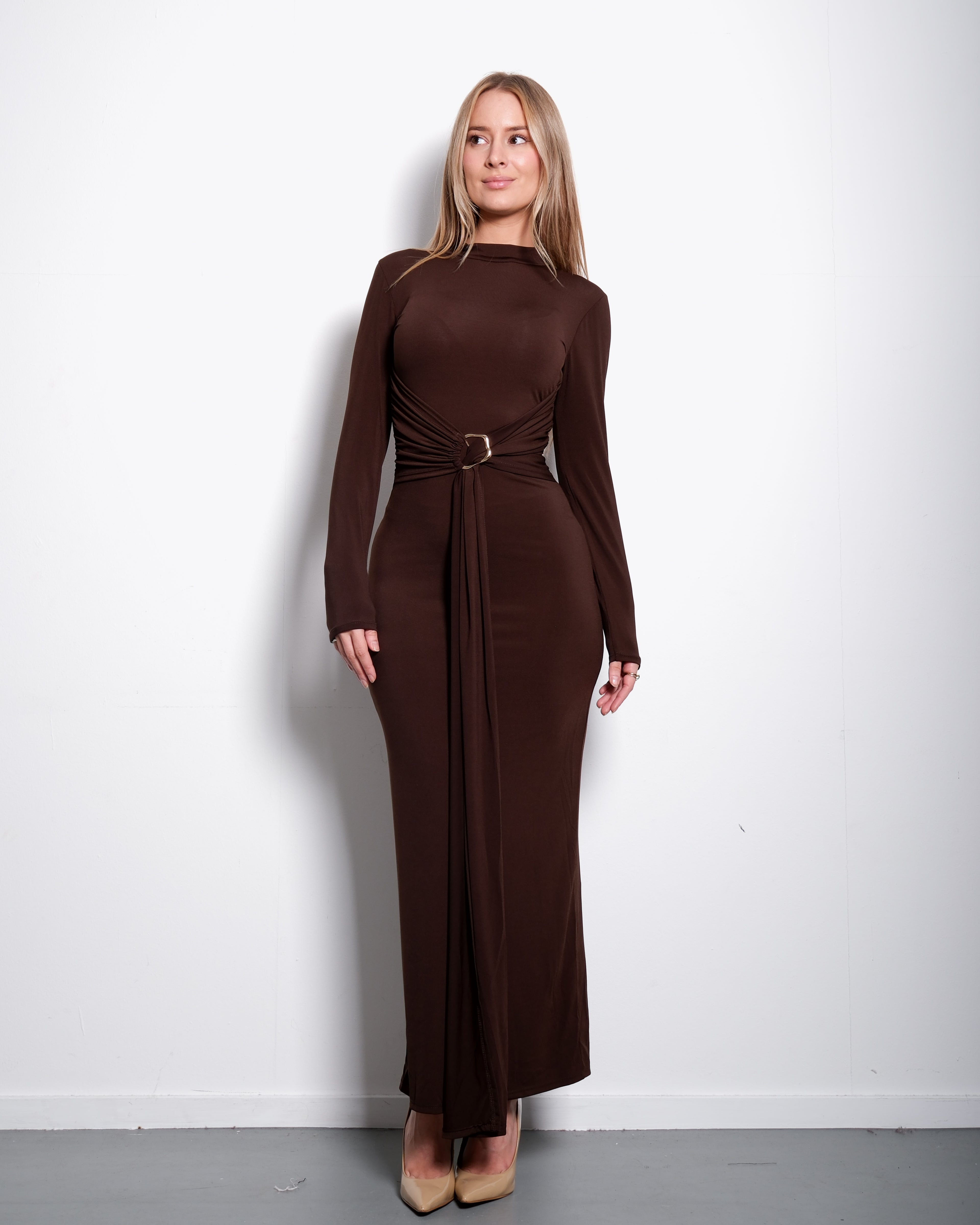 Bruine, getailleerde jurk met lange mouwen en gedrapeerde taille | Nauwsluitend model – SEISHIKI STUDIO
