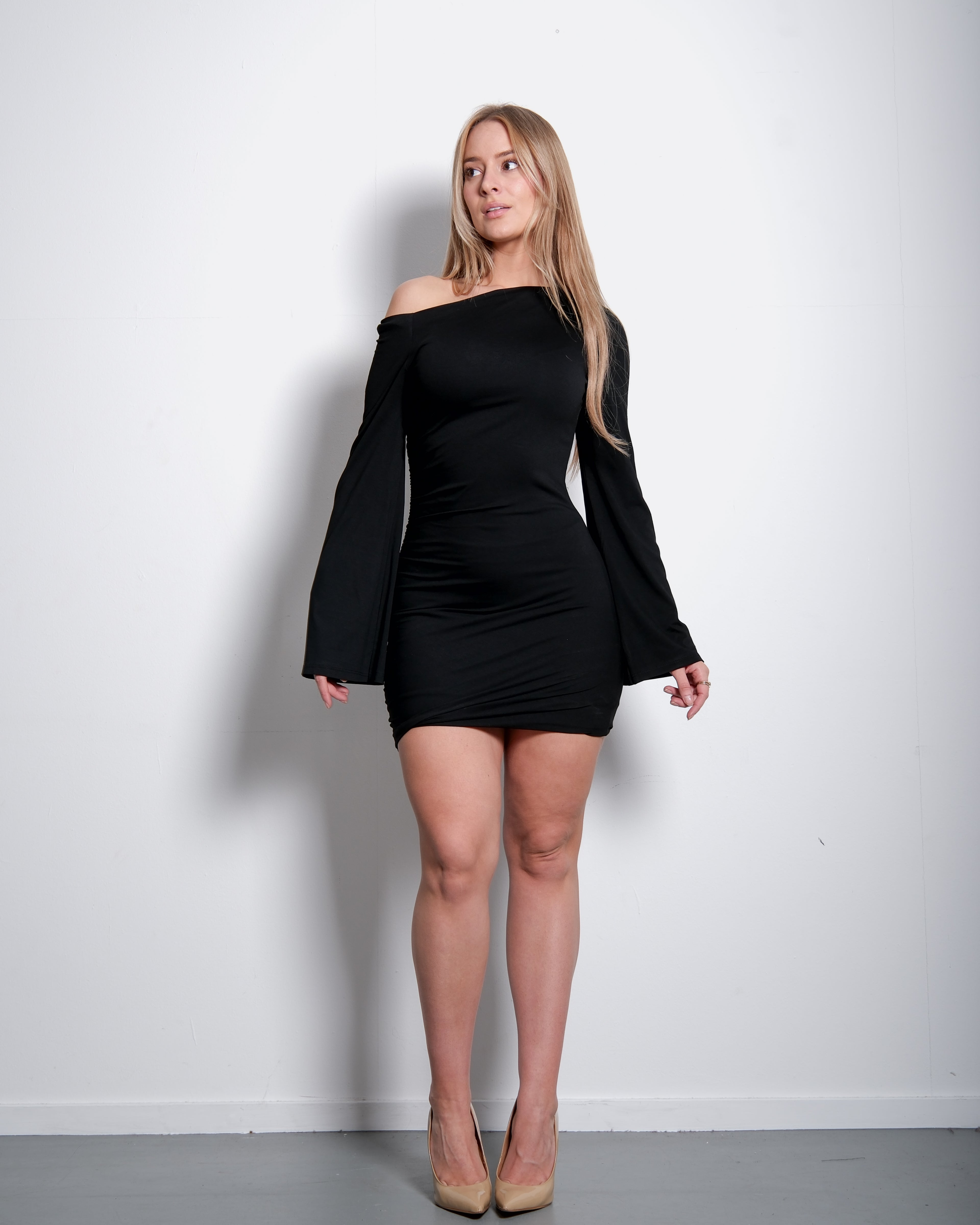 Zwarte mini-jurk met één schouder en Flare | Stretch met nauwsluitende pasvorm – SEISHIKI STUDIO