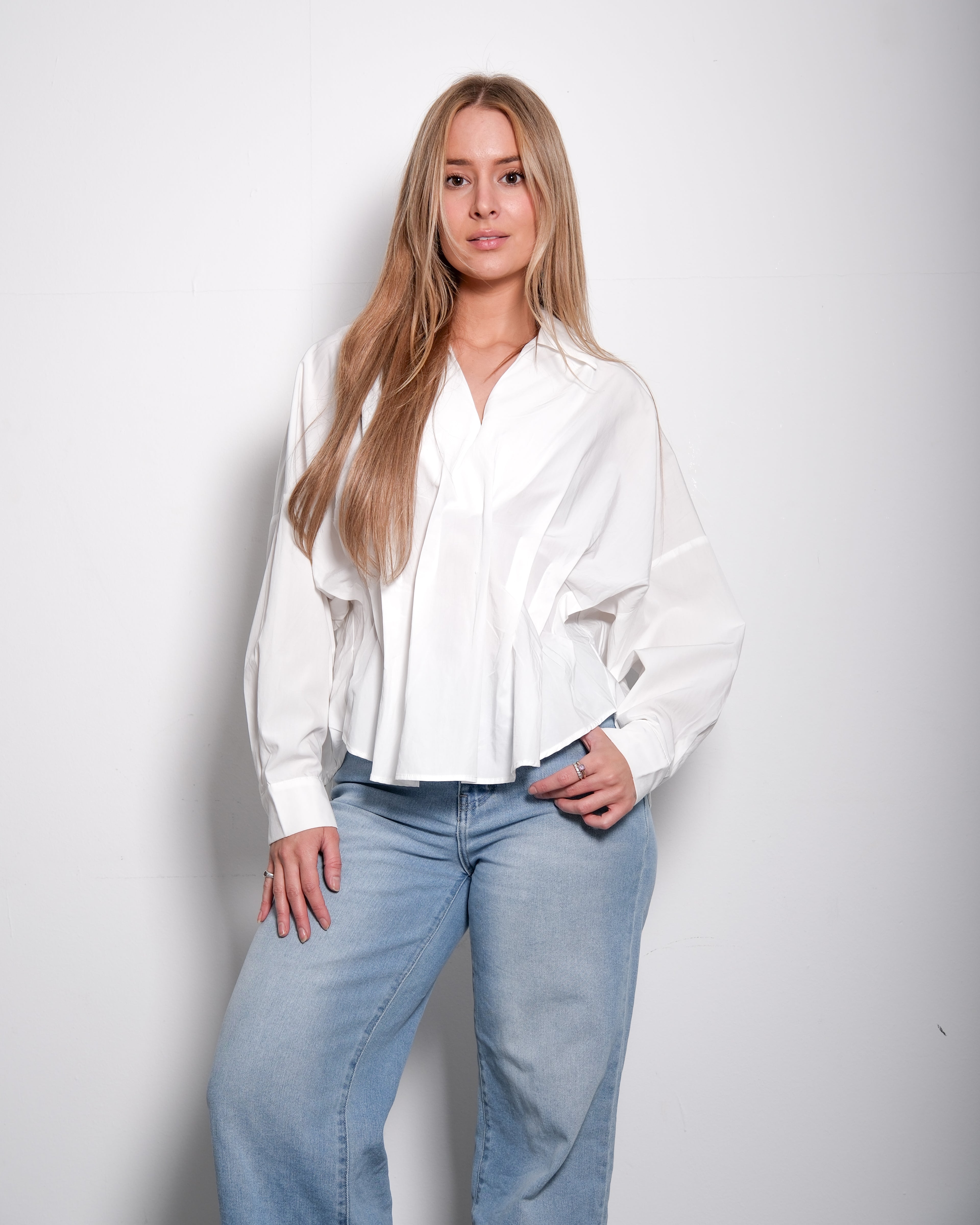 Wit overhemd met plooien in de taille | Oversized blouse met asymmetrische zoom – SEISHIKI STUDIO