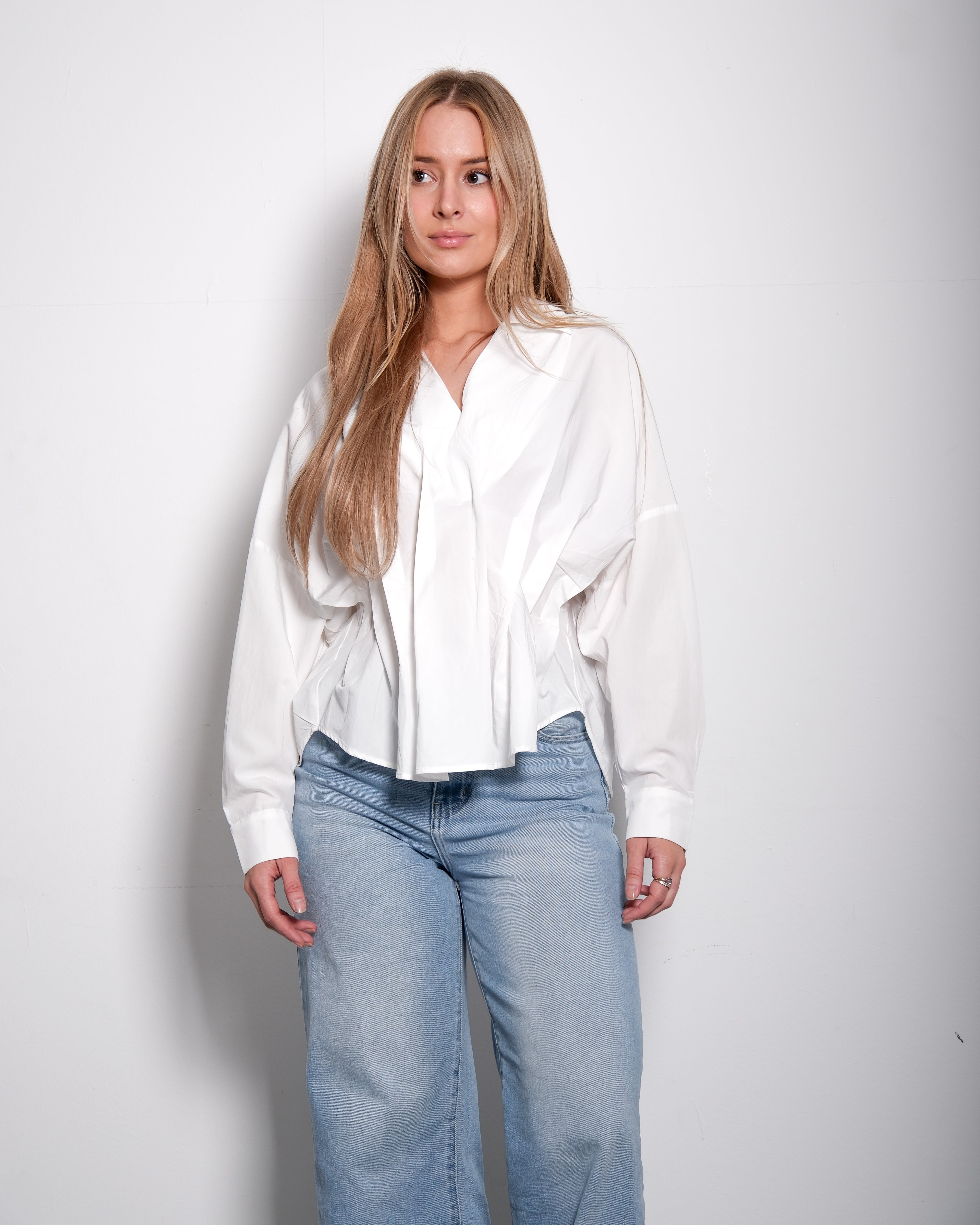 Wit overhemd met plooien in de taille | Oversized blouse met asymmetrische zoom – SEISHIKI STUDIO
