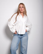 Wit overhemd met plooien in de taille | Oversized blouse met asymmetrische zoom – SEISHIKI STUDIO