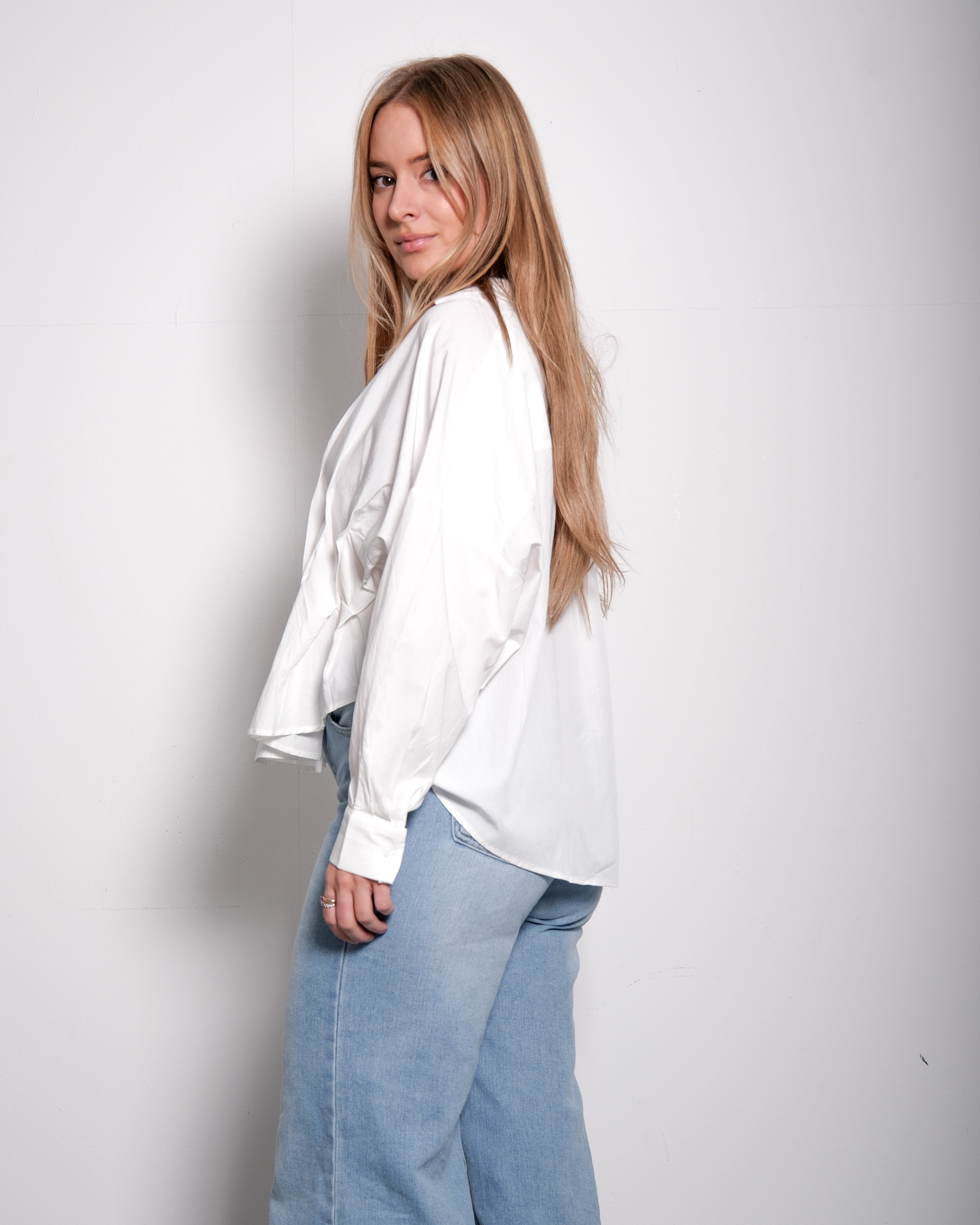 Wit overhemd met plooien in de taille | Oversized blouse met asymmetrische zoom – SEISHIKI STUDIO