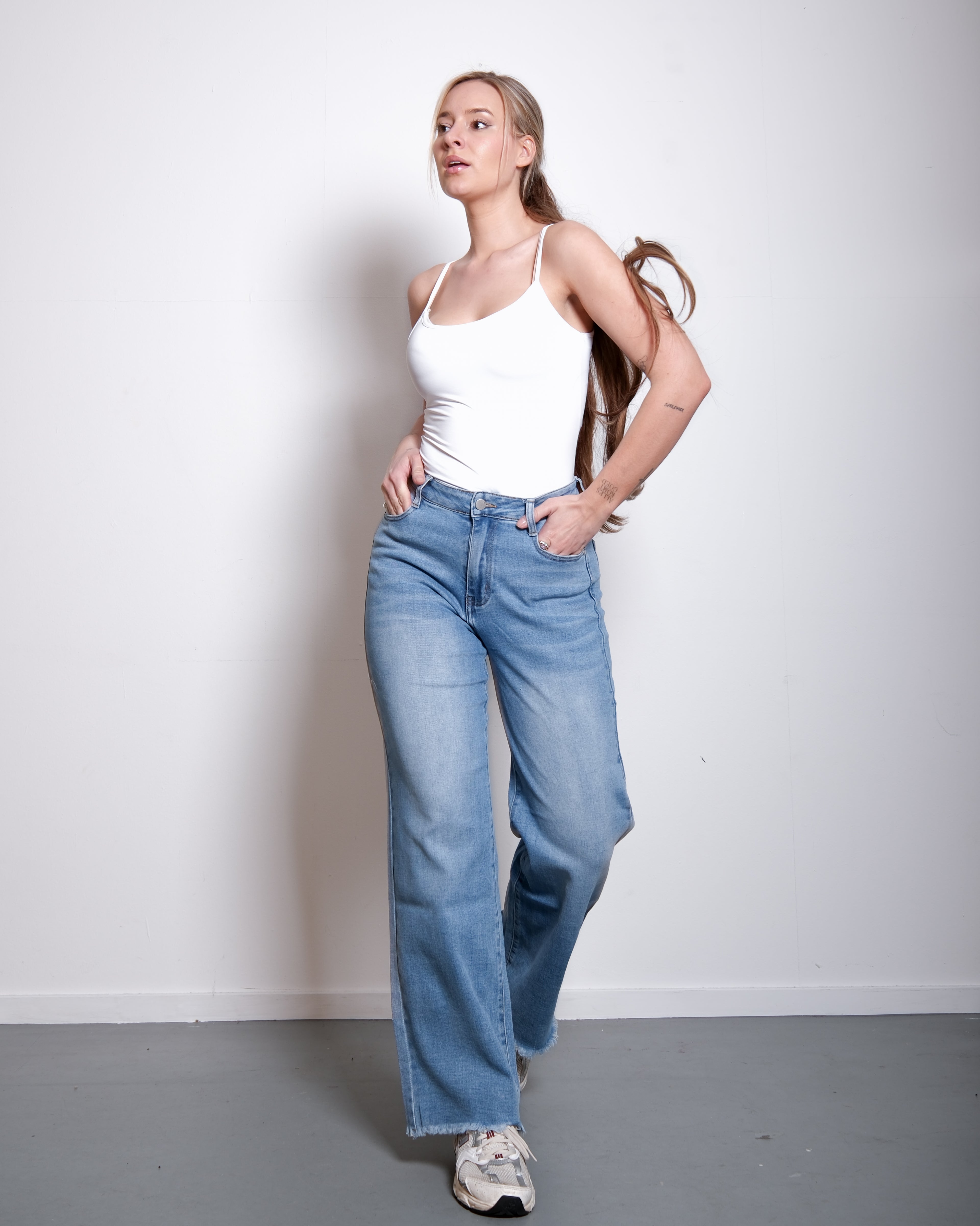 LIGHT WASH BOOTCUT JEANS WITH RIPPED BOTTOM - INSEAM 75CM