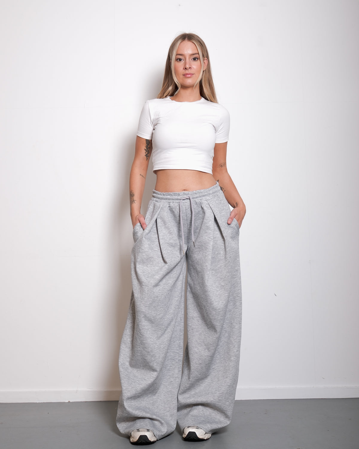 SUPER STRECHY SEISHIKI STUDIO Relaxed Barrel Sweatpants GREY