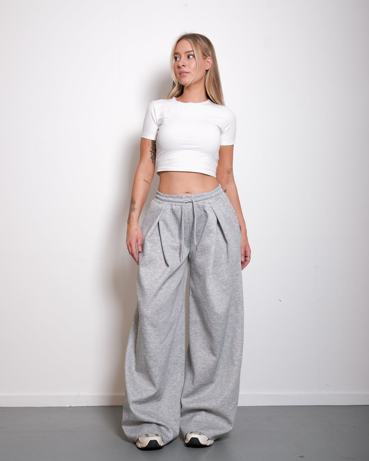 SUPER STRECHY SEISHIKI STUDIO Relaxed Barrel Sweatpants GREY