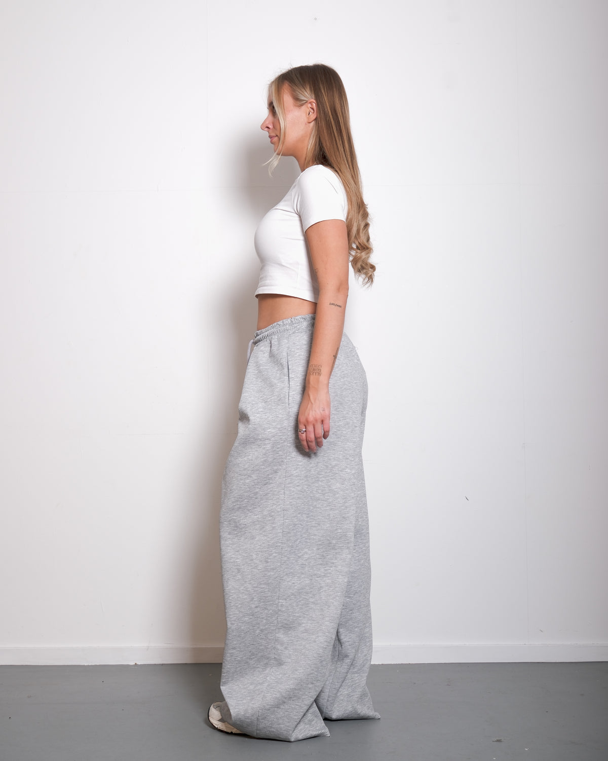 SUPER STRECHY SEISHIKI STUDIO Relaxed Barrel Sweatpants GREY