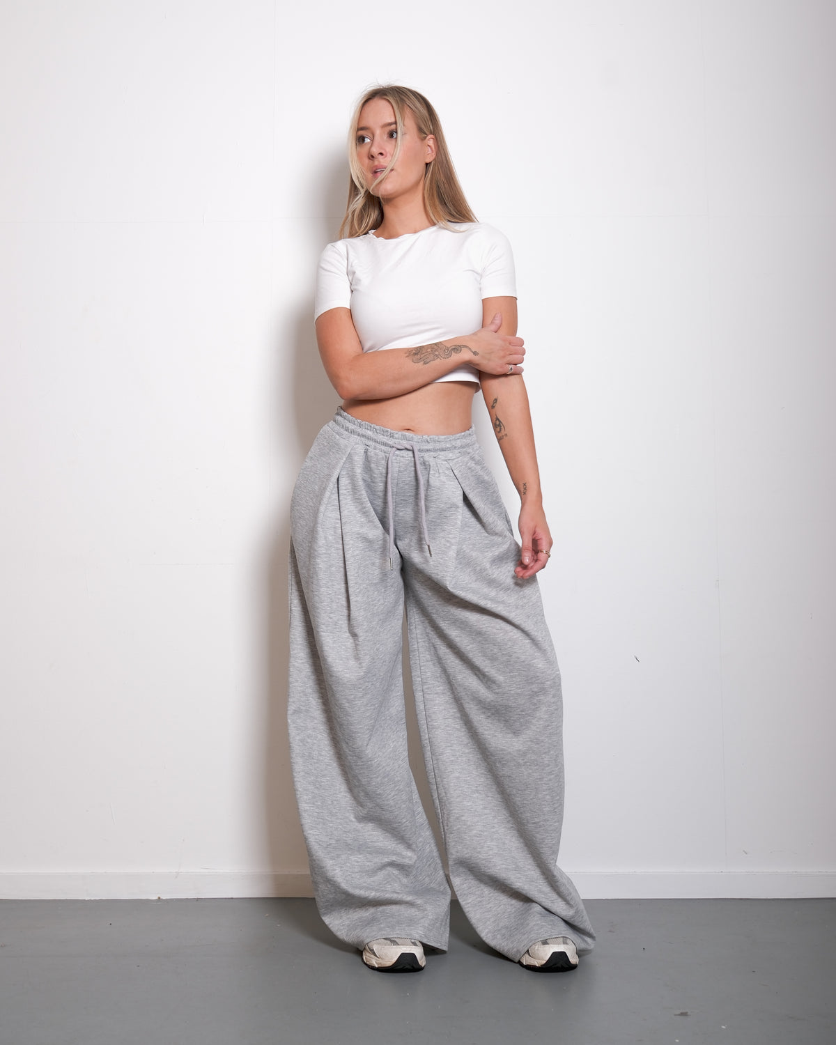 SUPER STRECHY SEISHIKI STUDIO Relaxed Barrel Sweatpants GREY