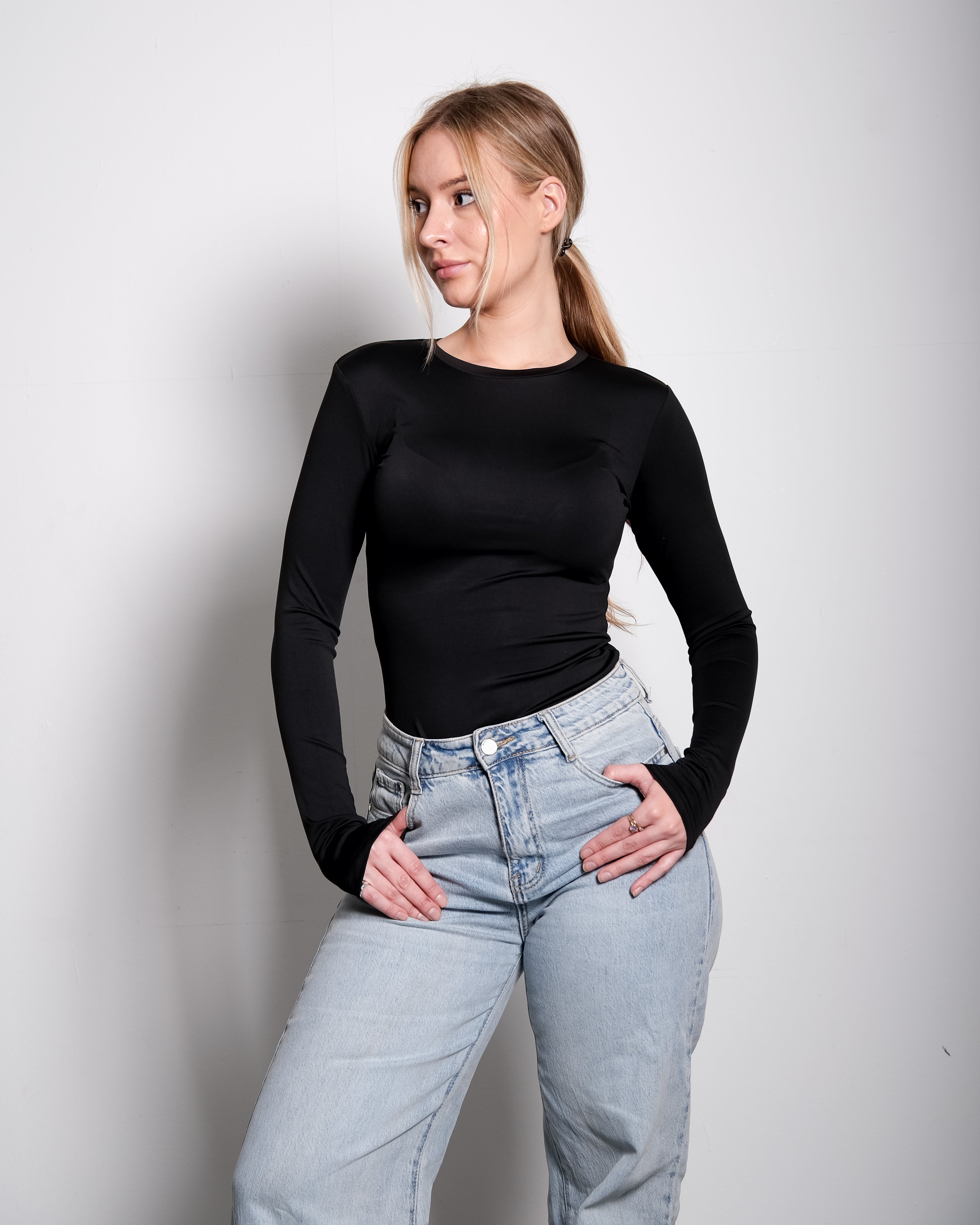 SEISHIKI STUDIO Stretchy topje met lange mouwen, zwart