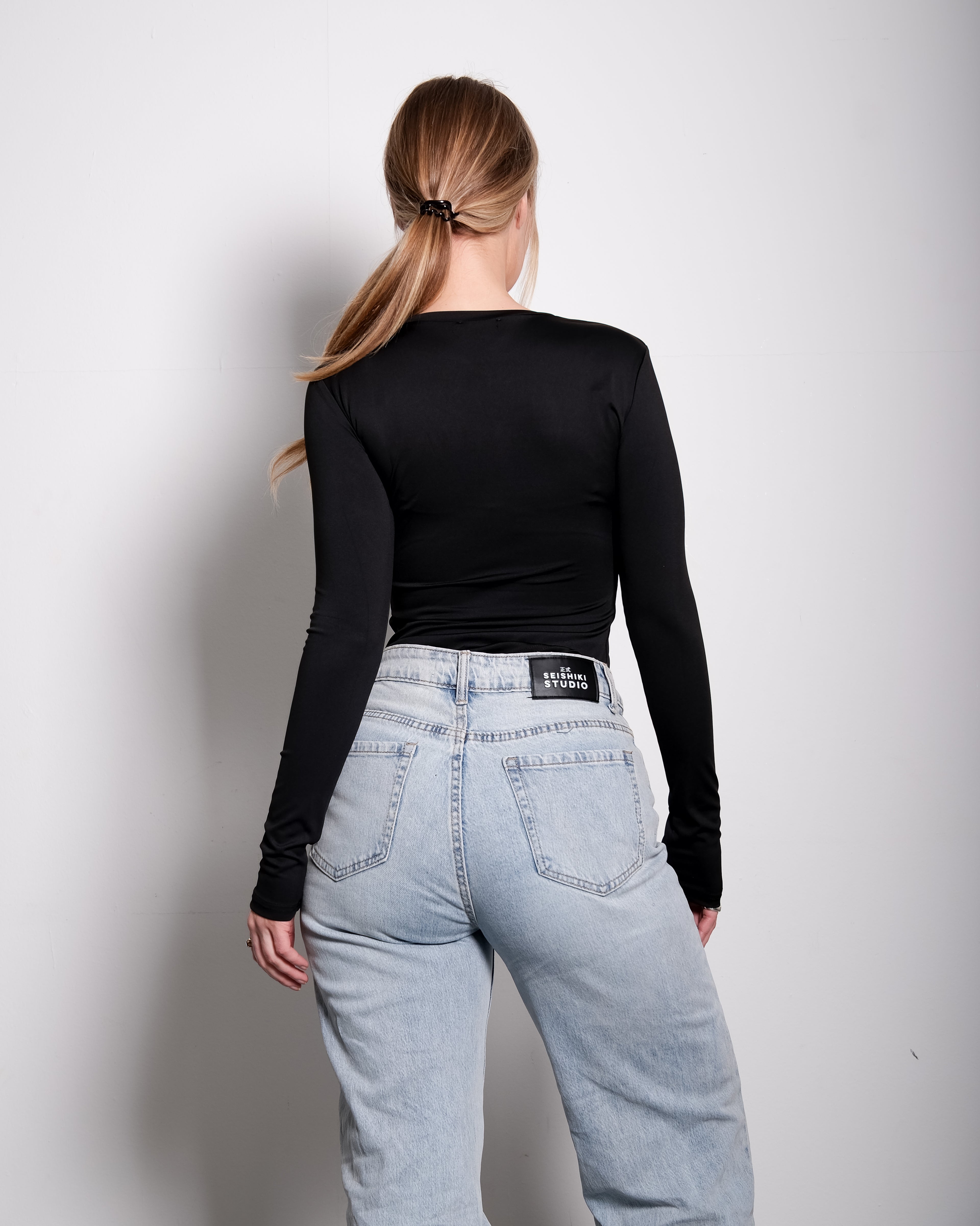 SEISHIKI STUDIO Stretchy topje met lange mouwen, zwart