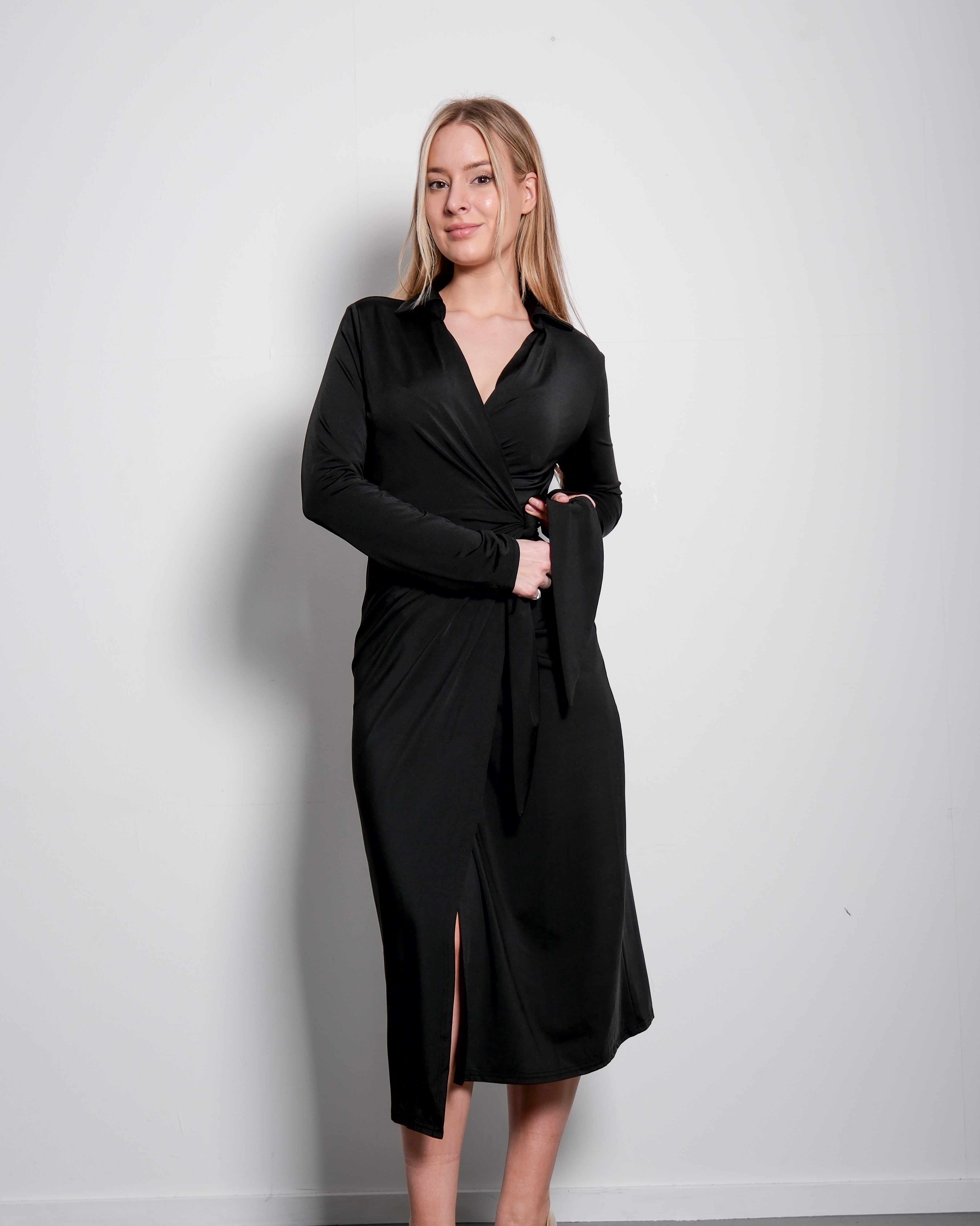 SEISHIKI STUDIO Stretchy , met strik aan de voorkant, wikkeljurk met kraag