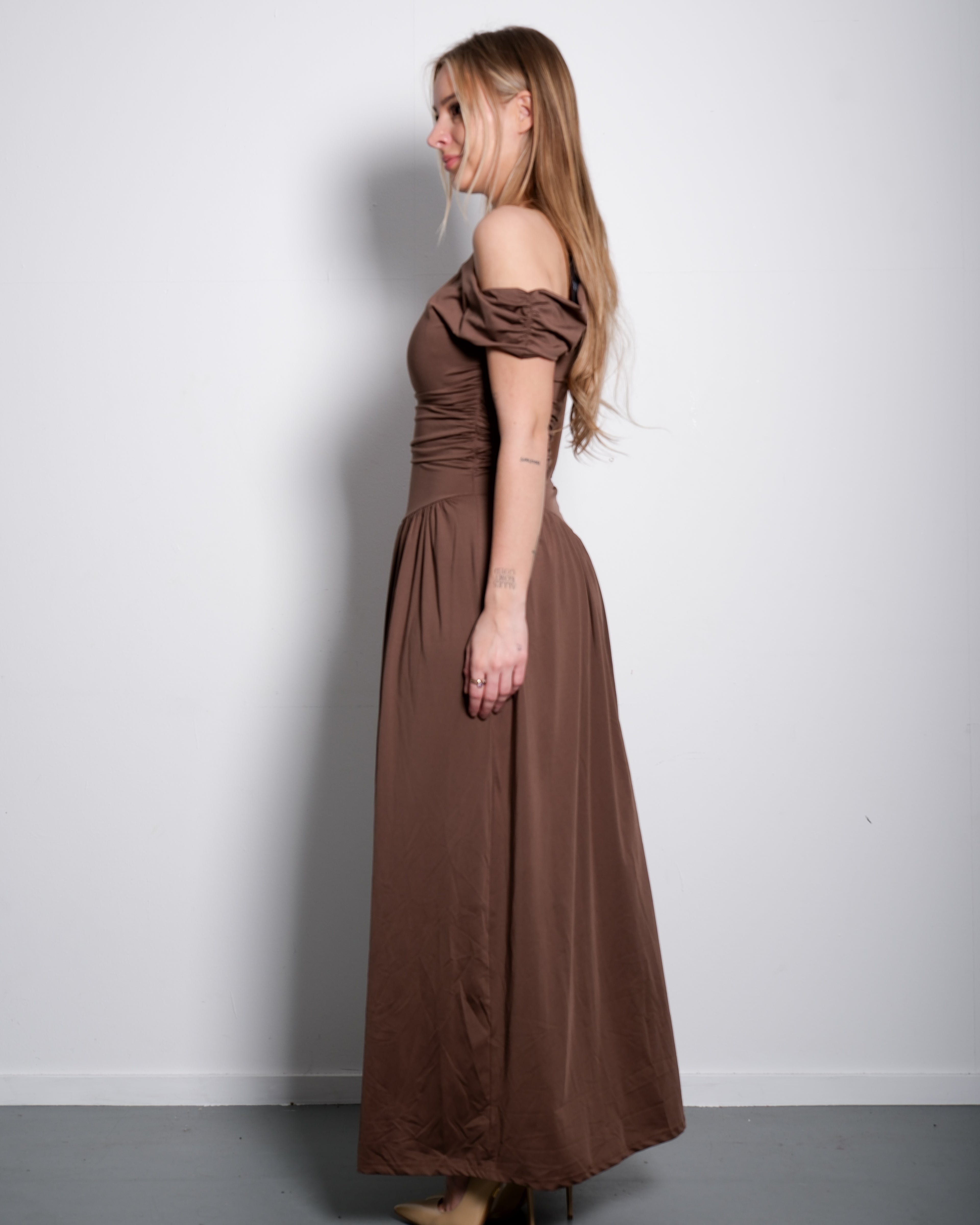 Off-Shoulder Stretch Maxi Dress Brown – SEISHIKI STUDIO