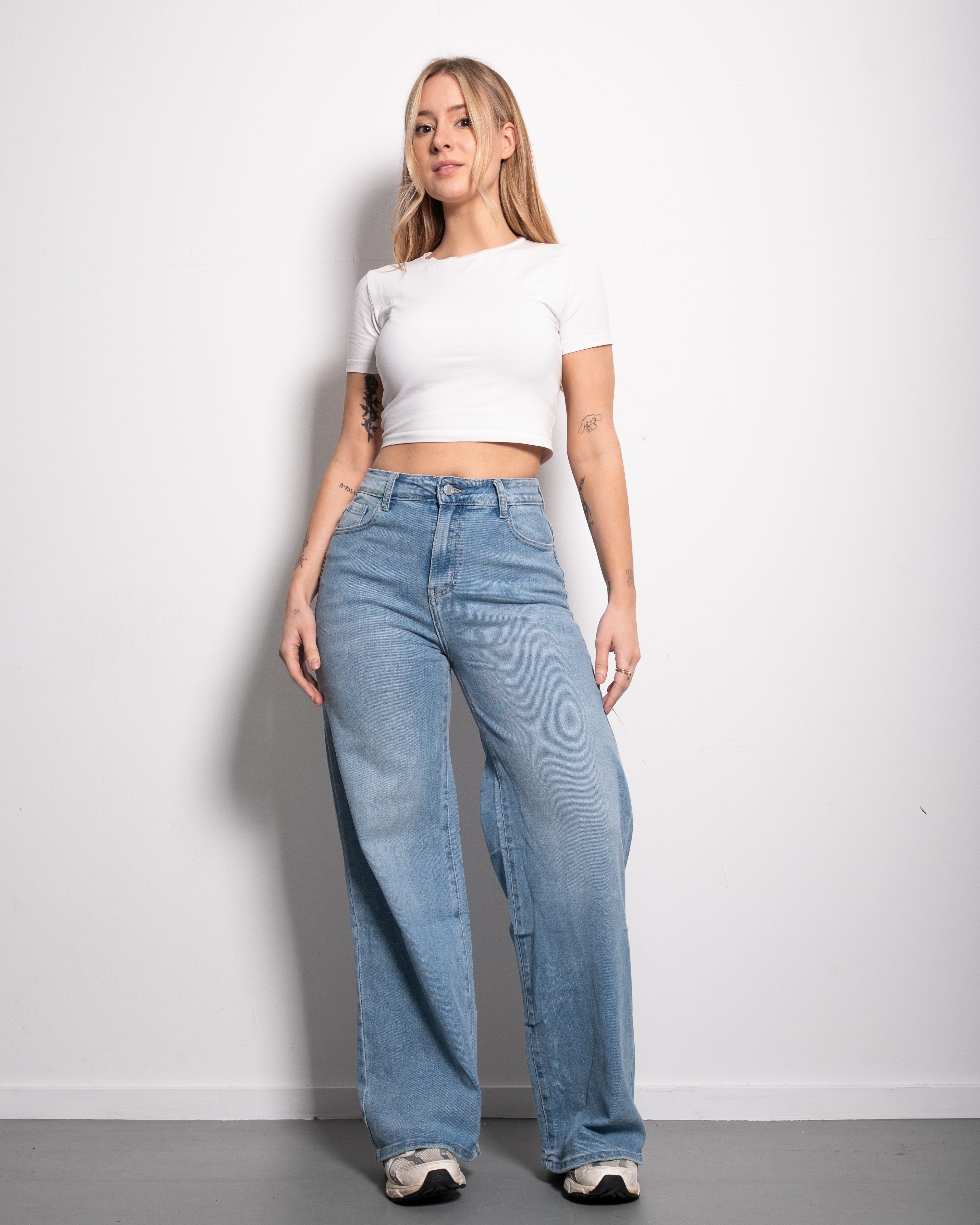 JEANS  MET MIDDENHOGE Taille, medium wassing en WIDE LEG JEANS  binnenbeenlengte 79 cm