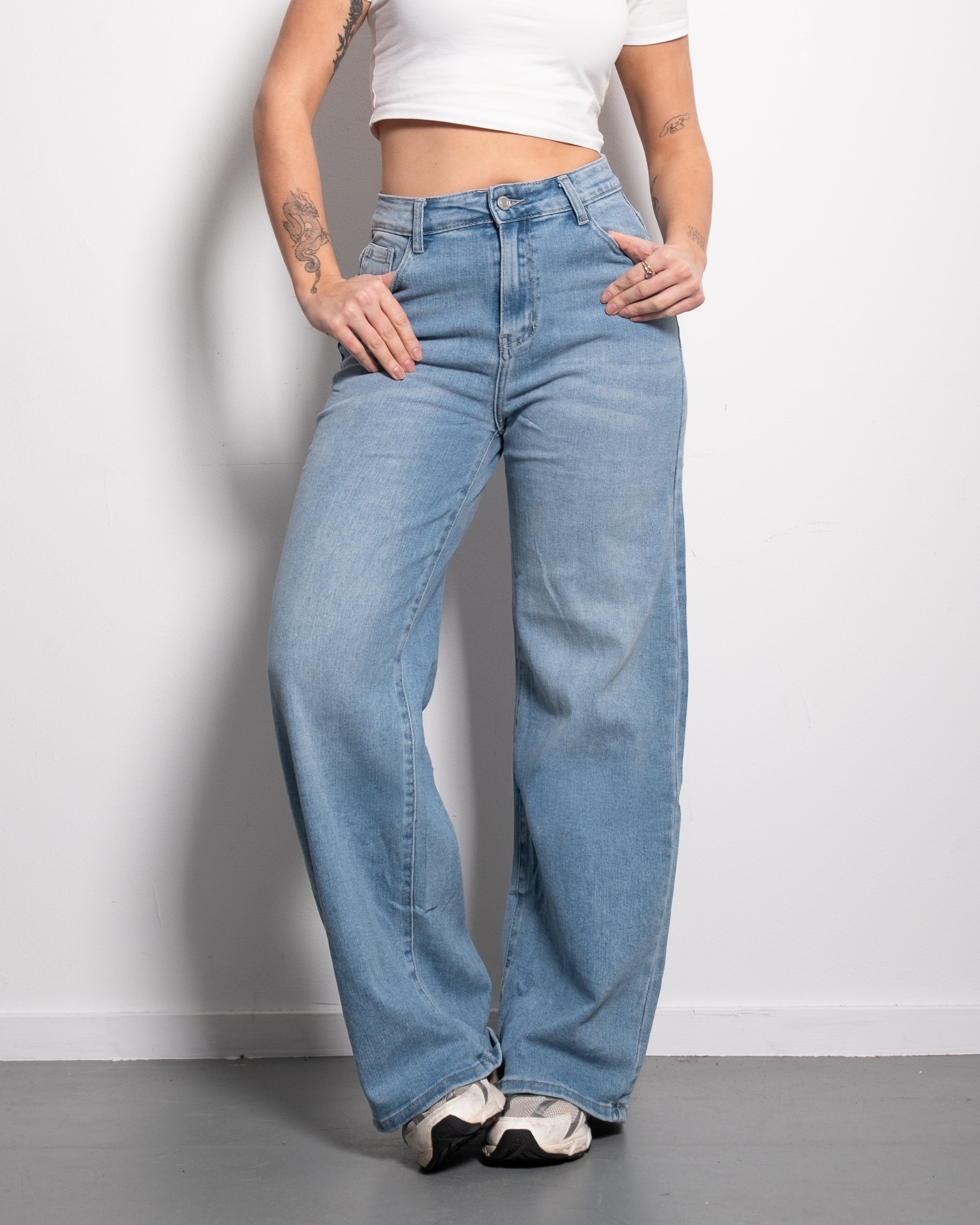 JEANS  MET MIDDENHOGE Taille, medium wassing en WIDE LEG JEANS  binnenbeenlengte 79 cm